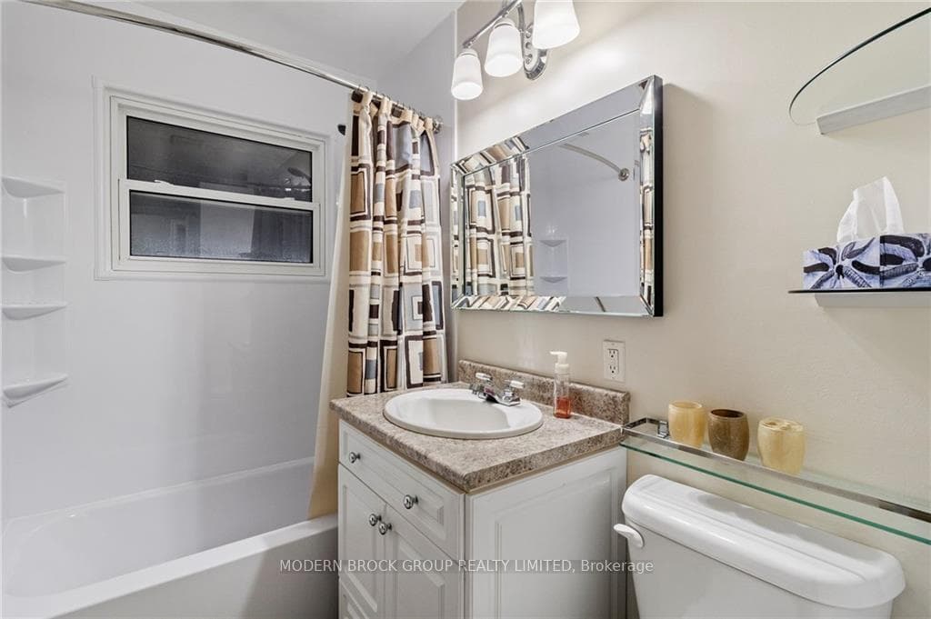 53 BRAMSHOT Avenue photo 21