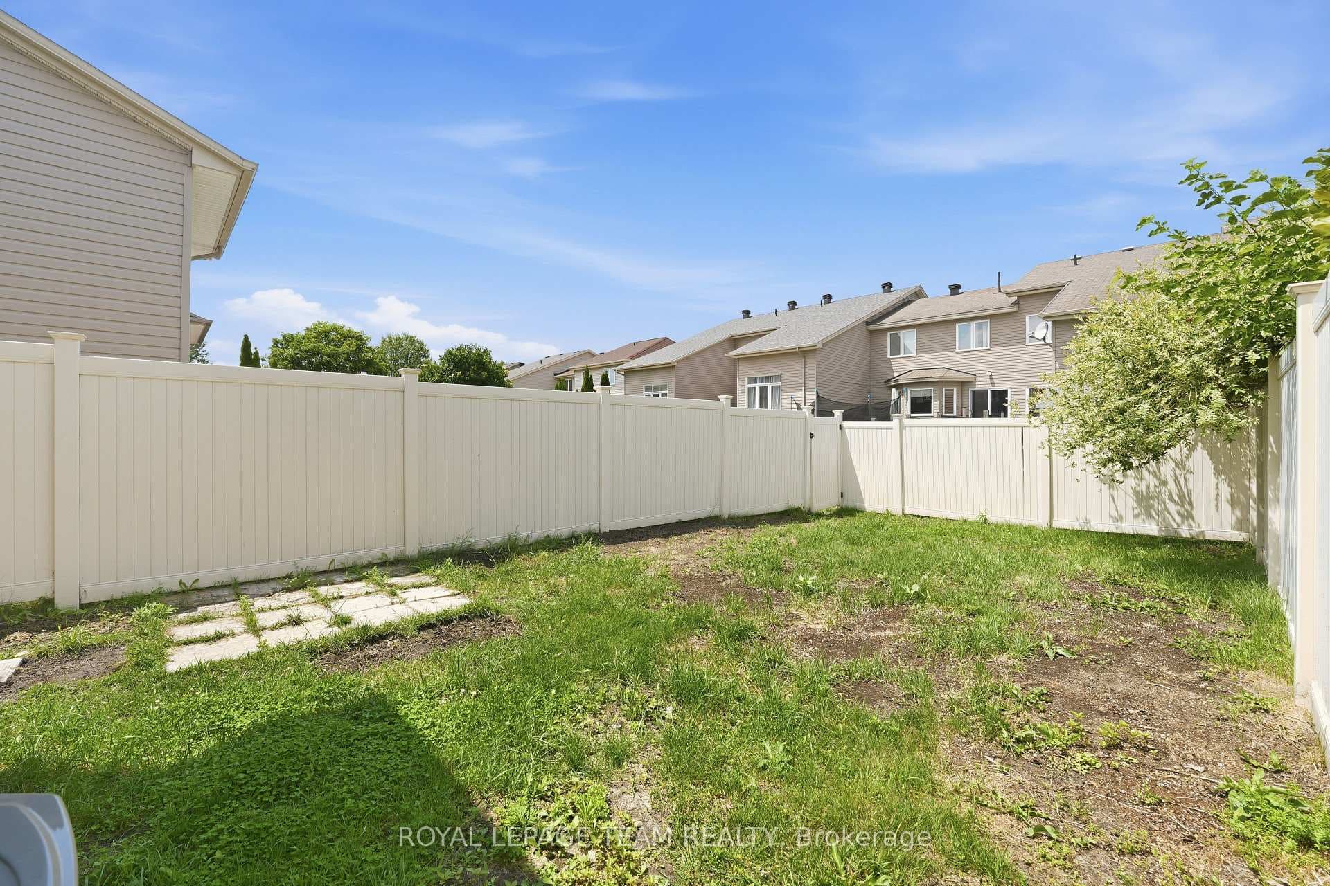 239 Tandalee Crescent photo 33