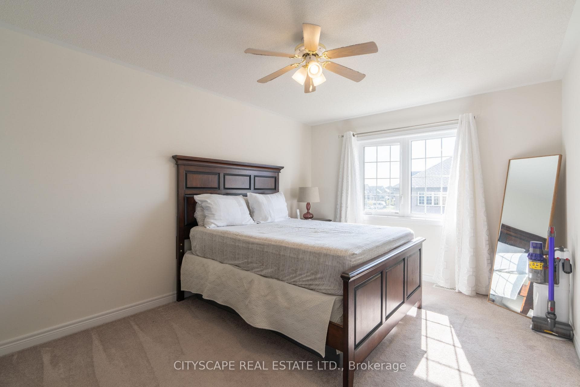 353 Stewart Street photo 17