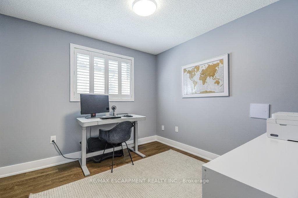 2352 MALCOLM Crescent photo 14