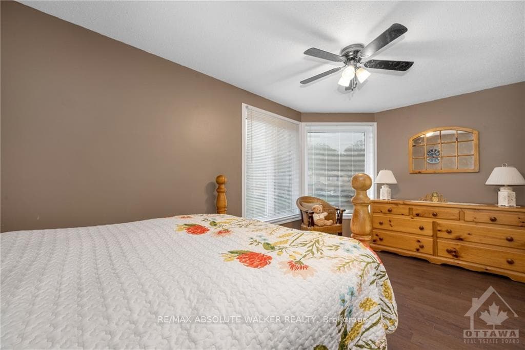 299 FERNLEAF Crescent photo 18