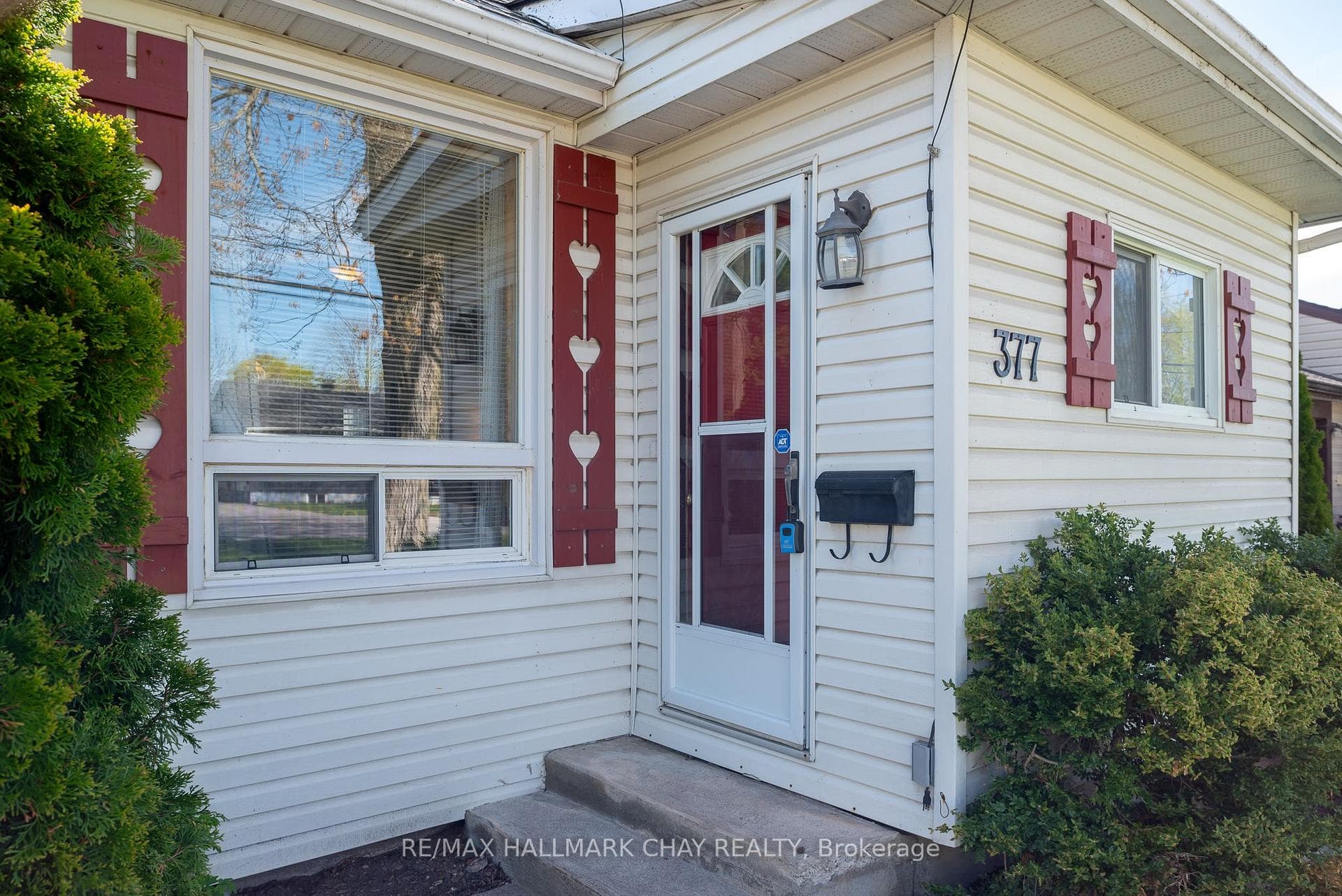377 Forest Avenue photo 3