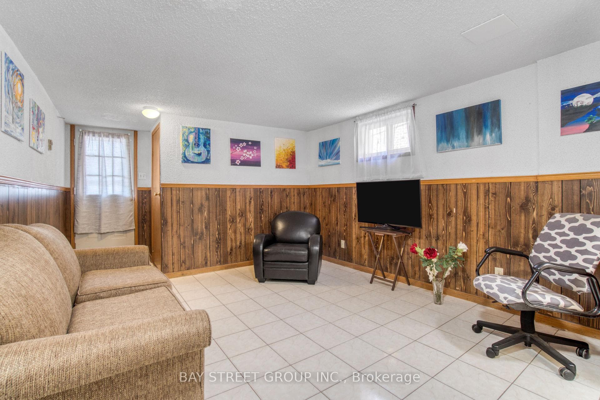 2ND LIVING ROOM (GROUND LEVEL,WALK OUT)