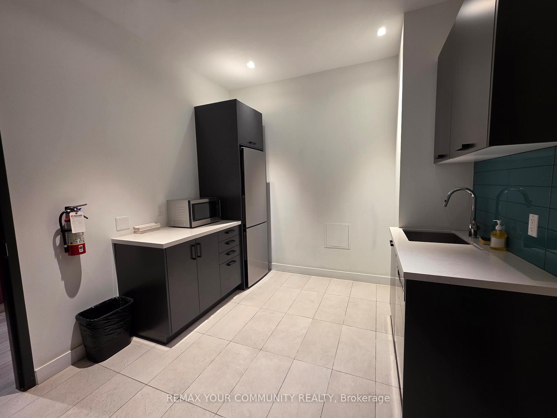 2301 Danforth Avenue Unit PH805 photo 23