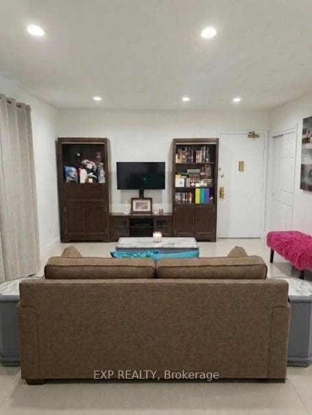 256 Lakeshore Road Unit 3 photo 2