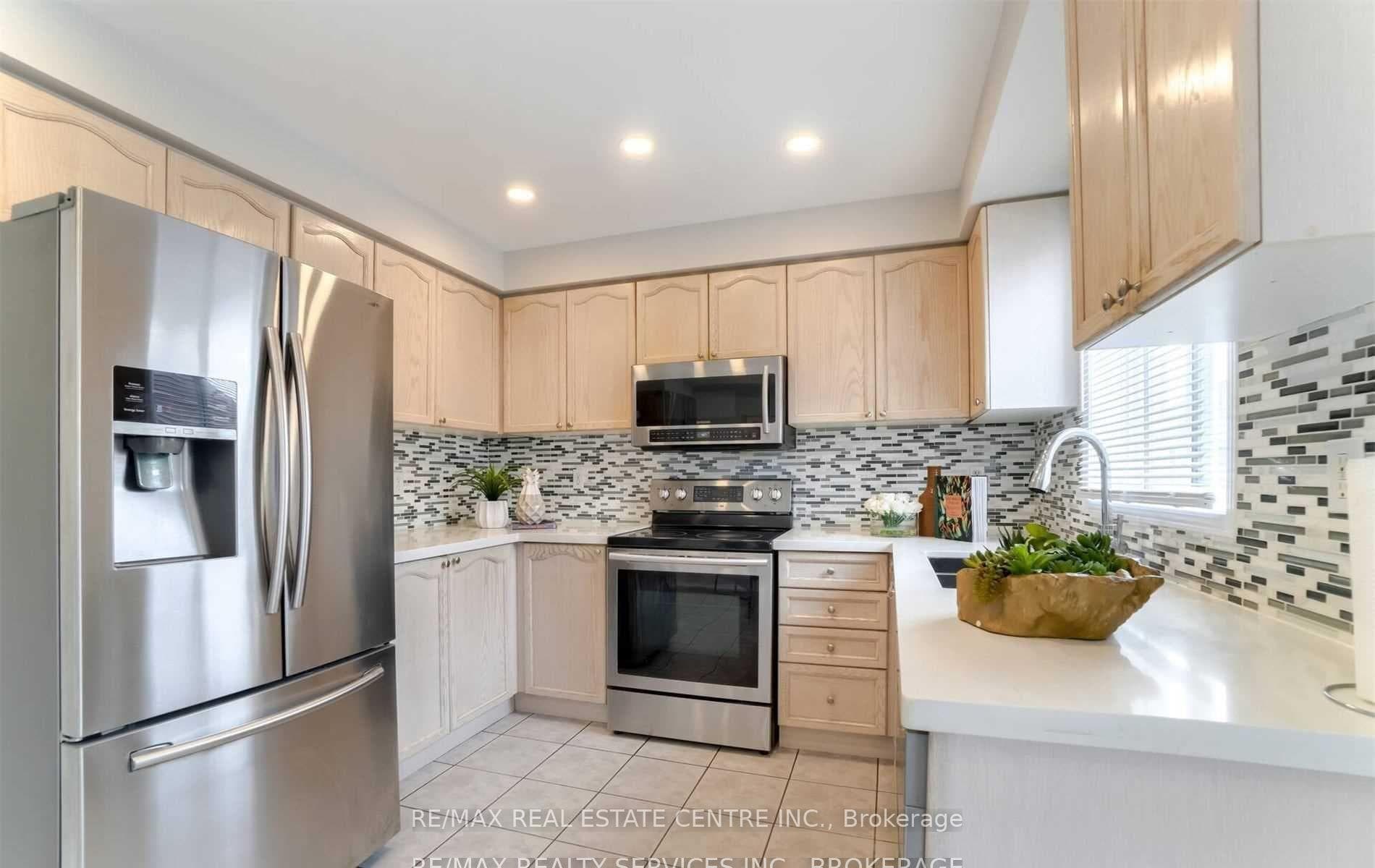 92 Lake Louise Drive Unit Upper photo 8