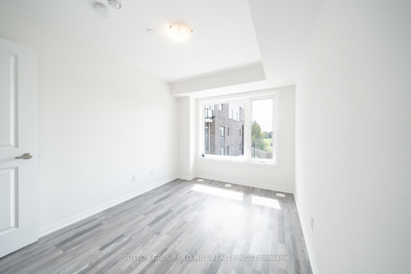 2nd Bedroom has a closet