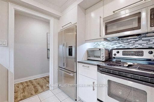 1535 Lakeshore Road Unit 305 photo 9