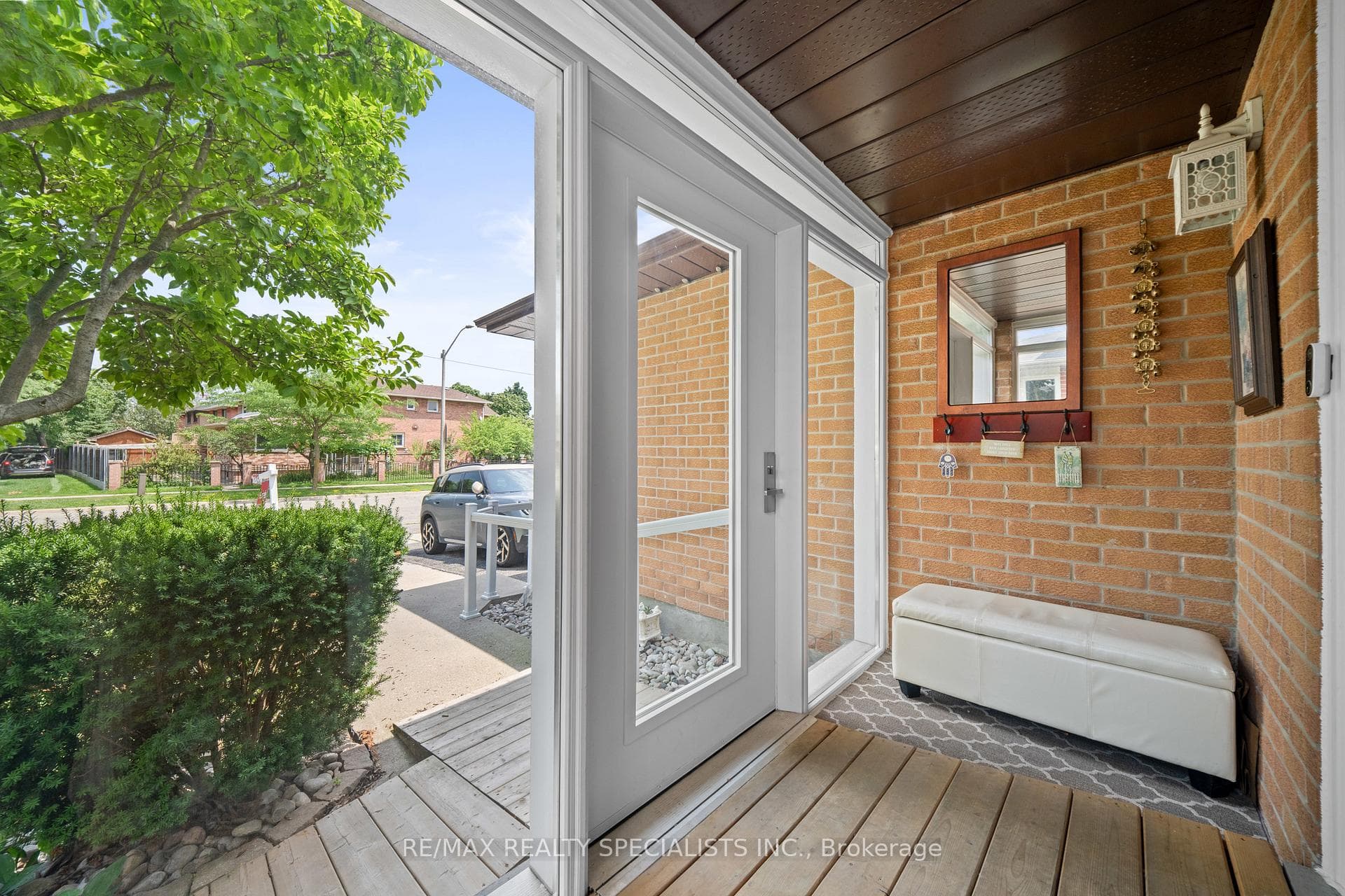 1004 Queensbridge Drive photo 3