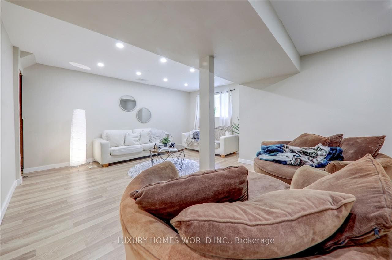 85 Hickling Lane photo 31