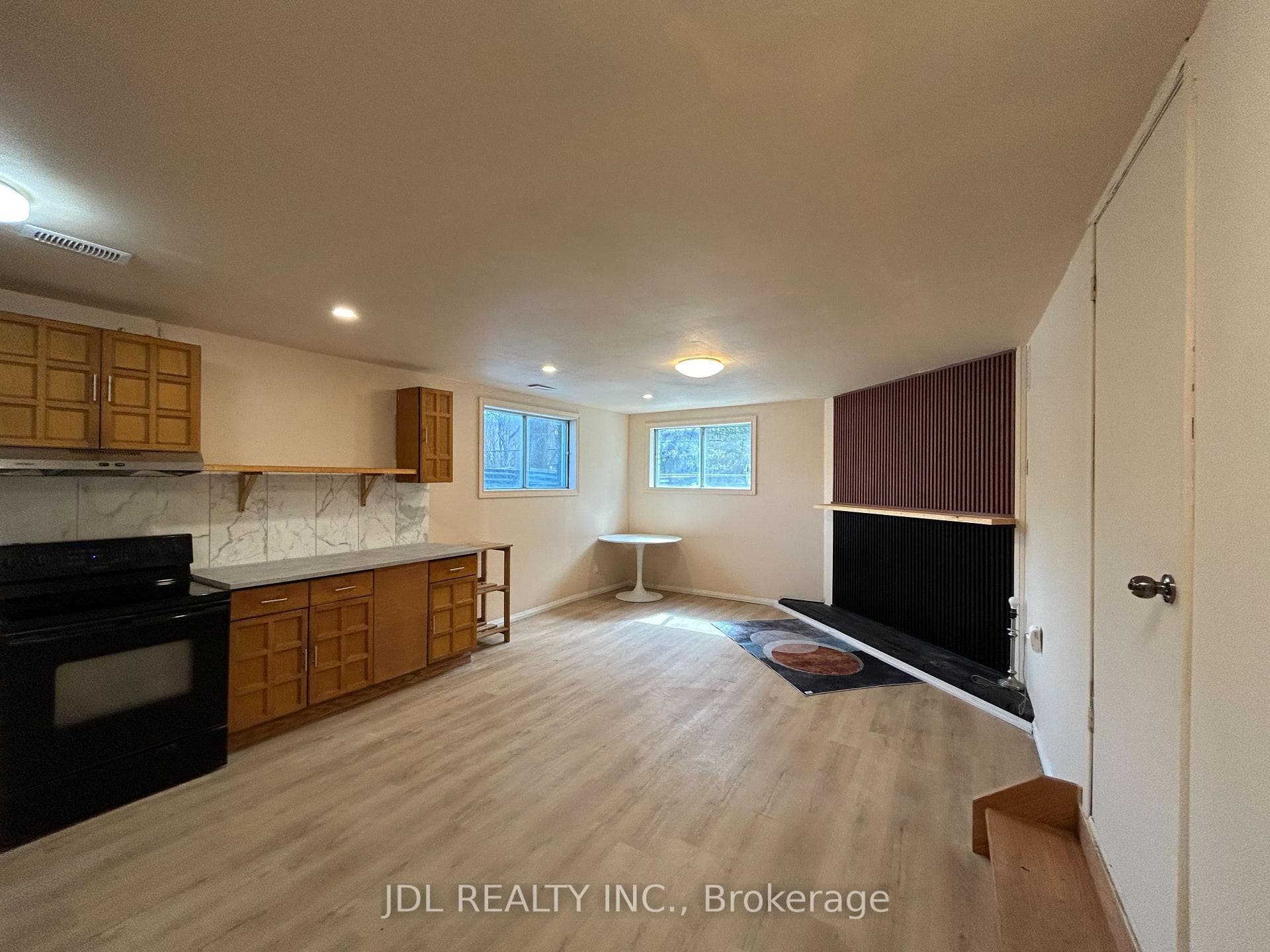 21 Squires Ave Avenue Unit Two-Bedroom Bsmt photo 3