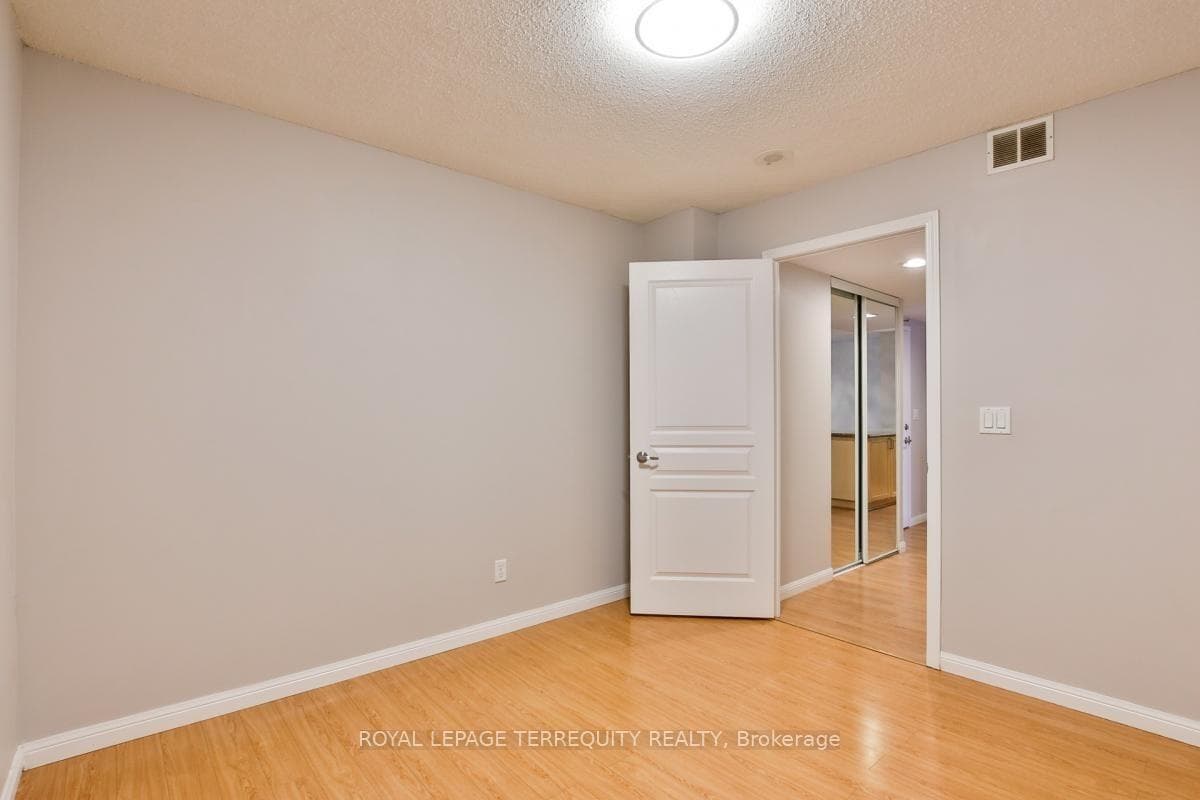 140 Simcoe Street Unit 902 photo 11