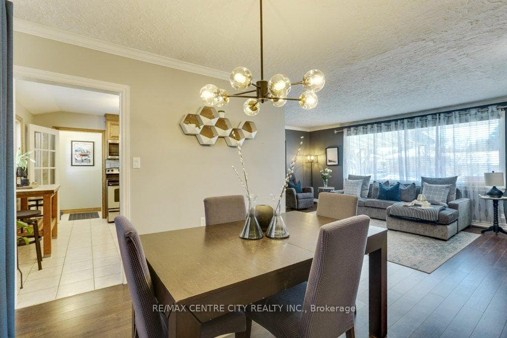 272 Burlington Crescent photo 13