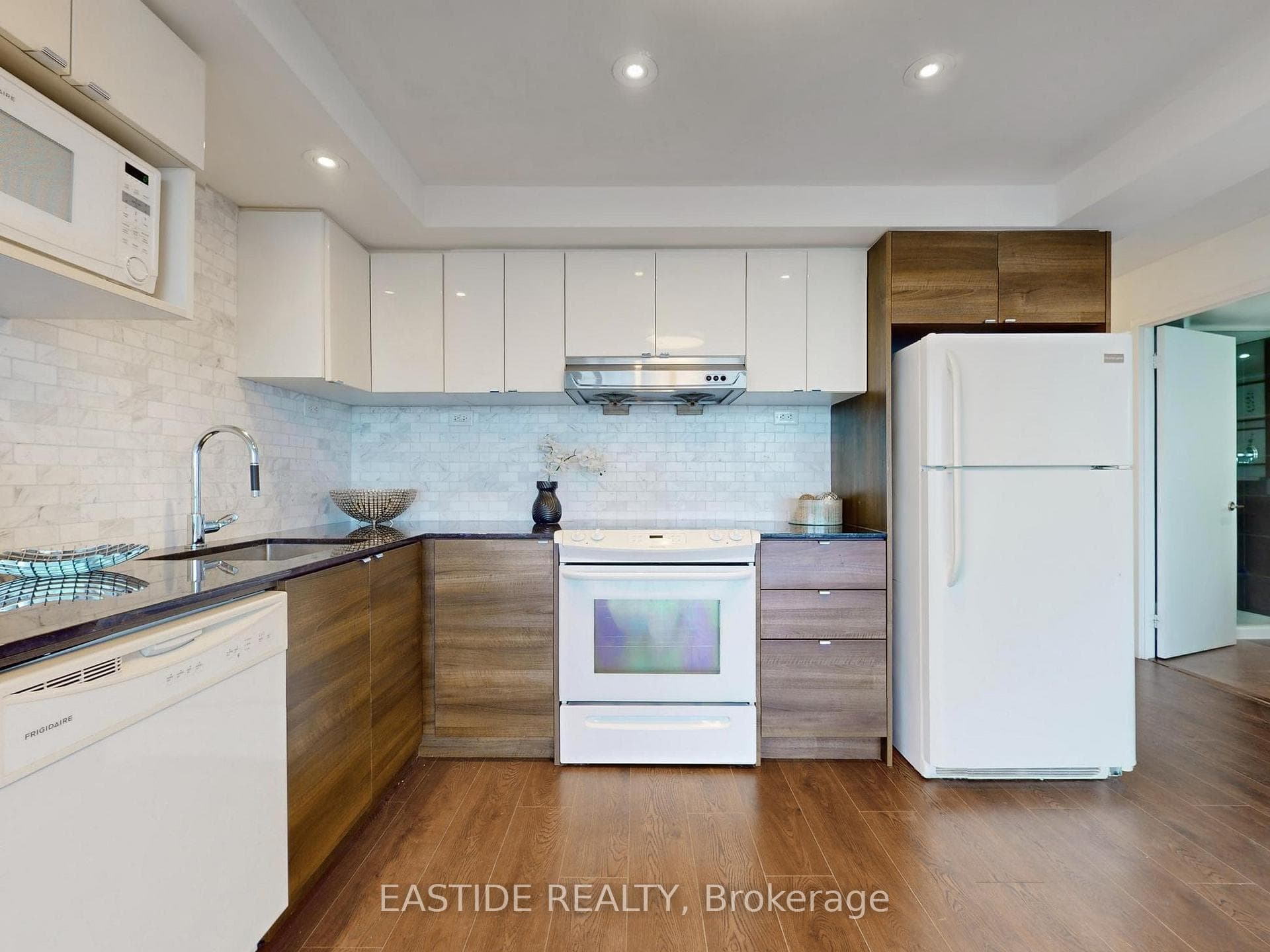121 Mcmahon Drive Unit 1808 photo 7