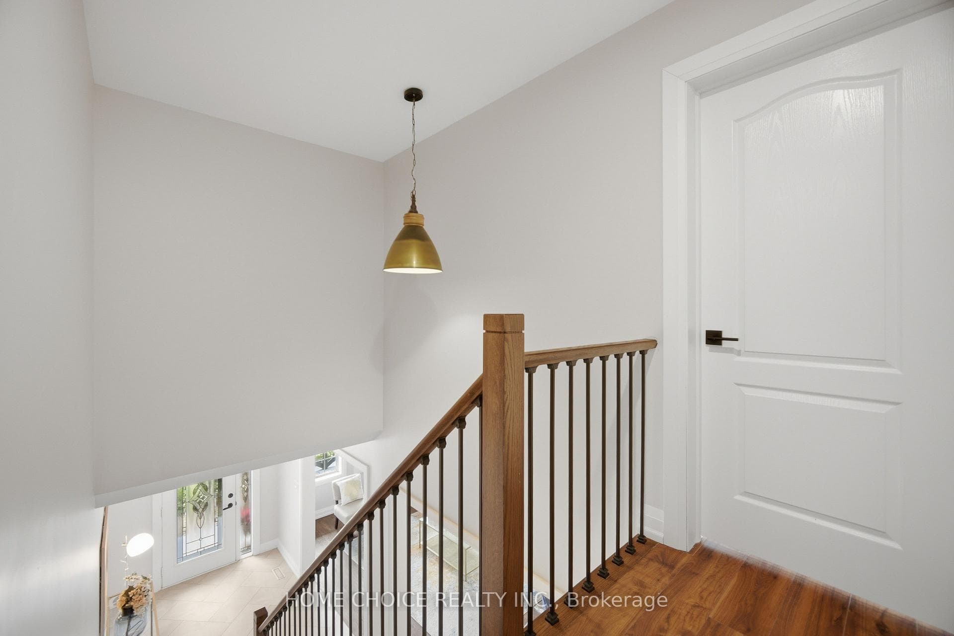 670 Dolby Crescent photo 19