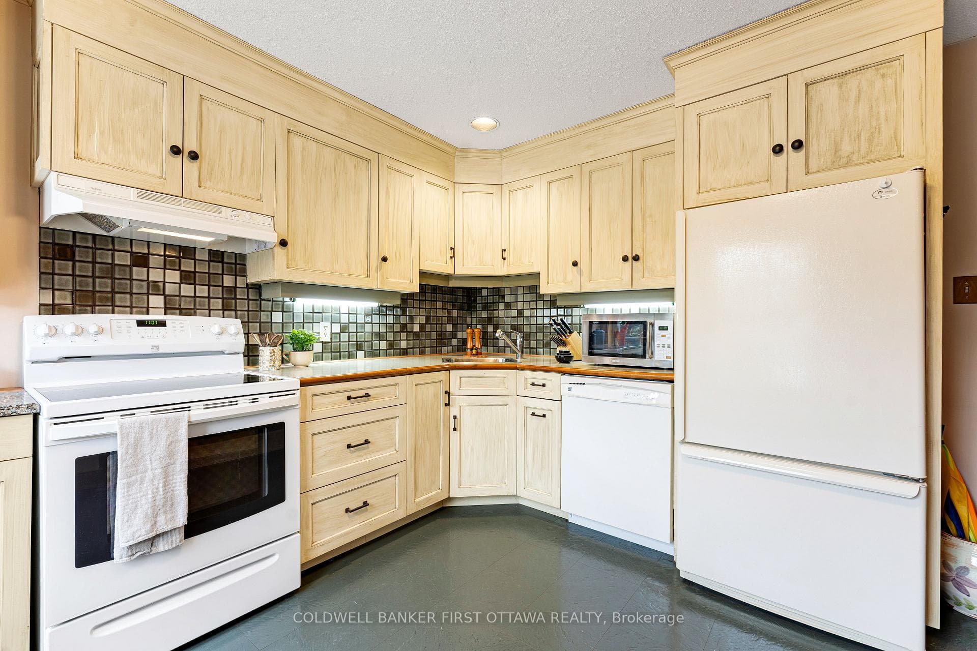 Eye-catching backsplash complements cabinetry
