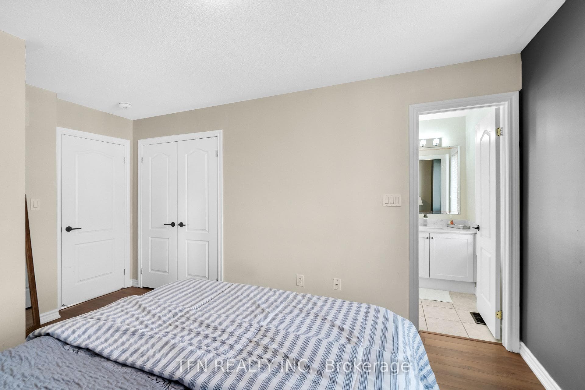 2 Shiff Crescent photo 33