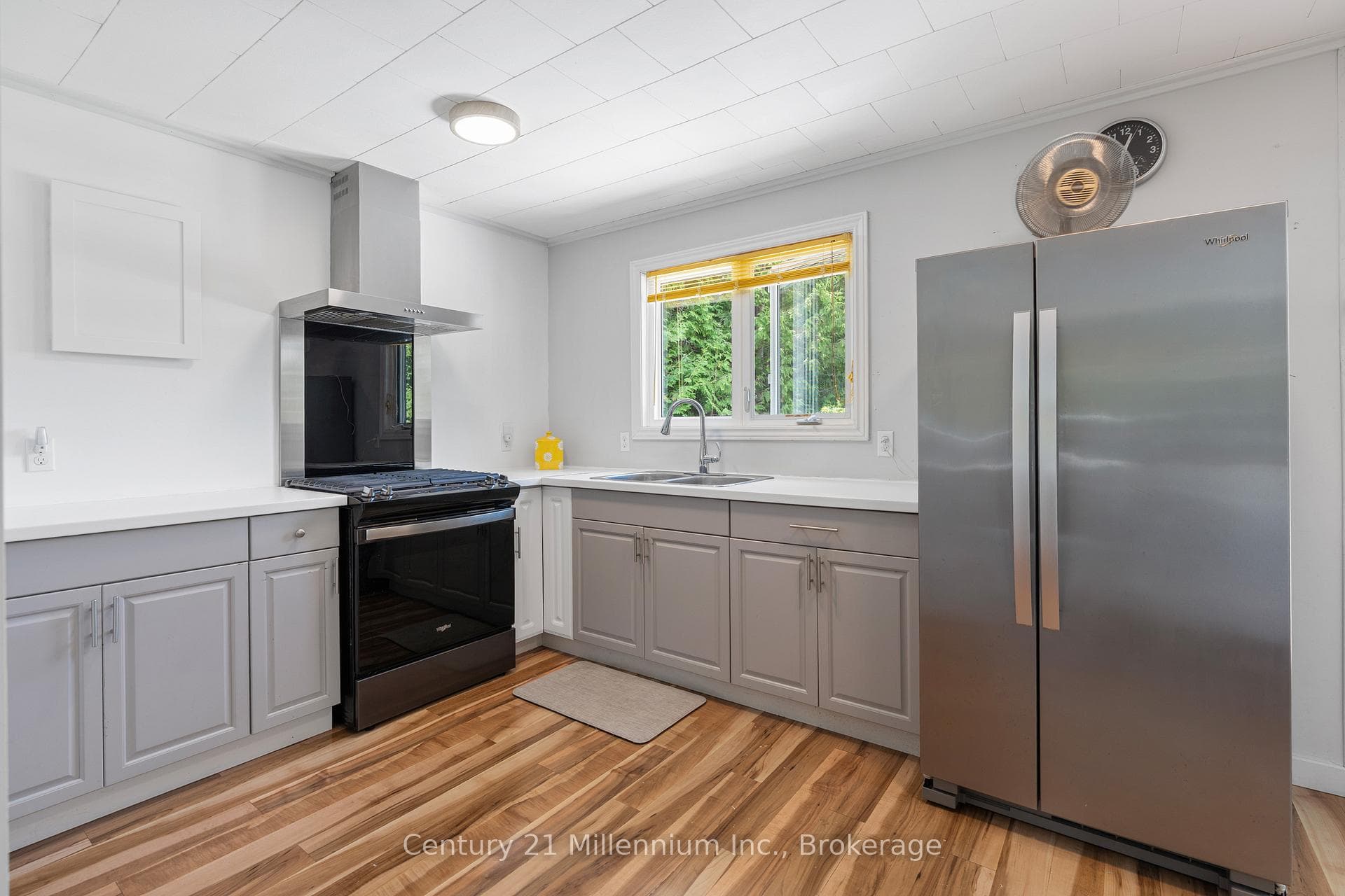 553 Bay Street photo 21