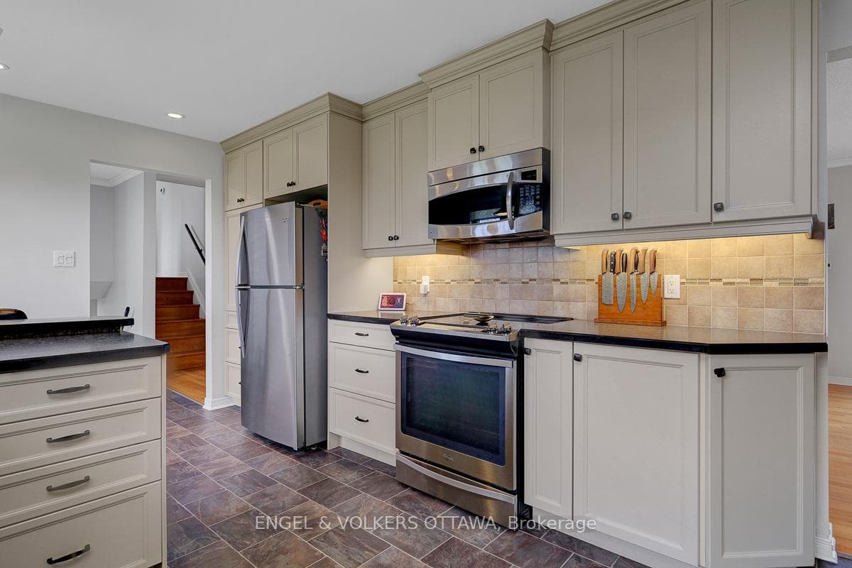 2963 Roger Stevens Drive photo 10