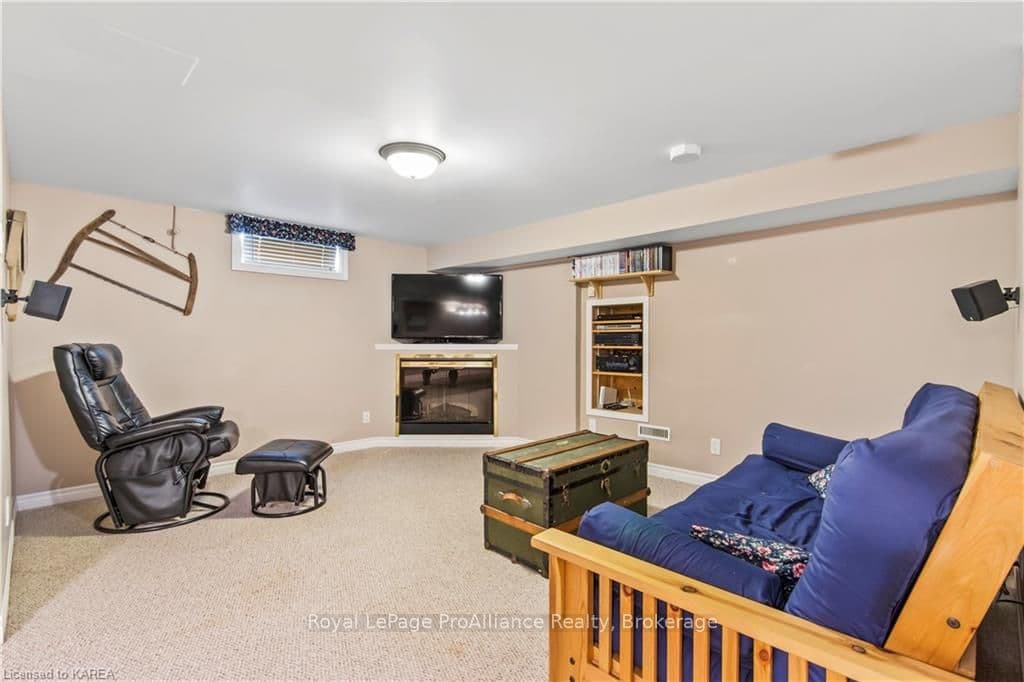 943 NEWHALL Drive photo 33