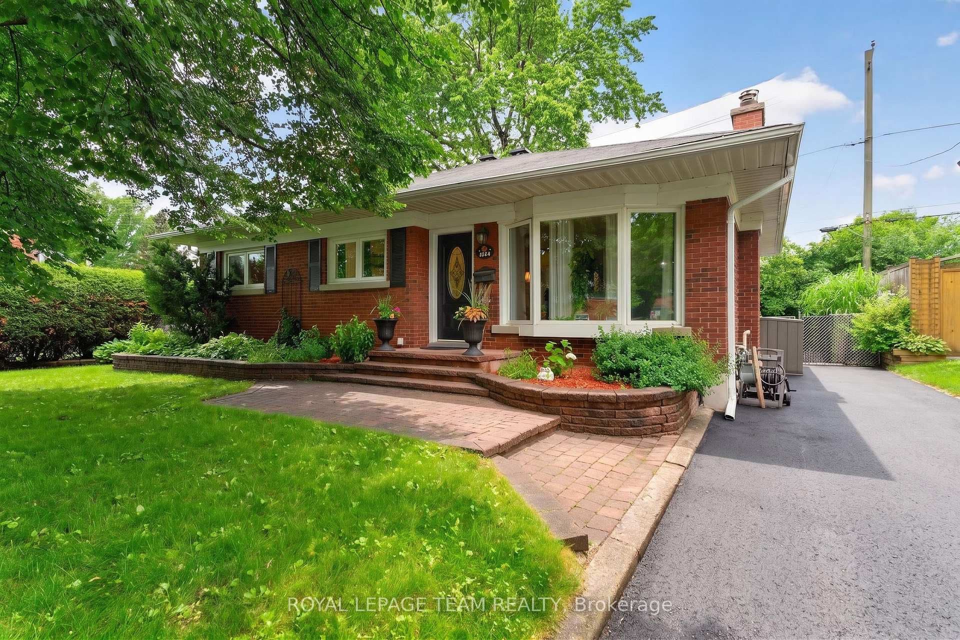 1144 Cline Crescent photo 1