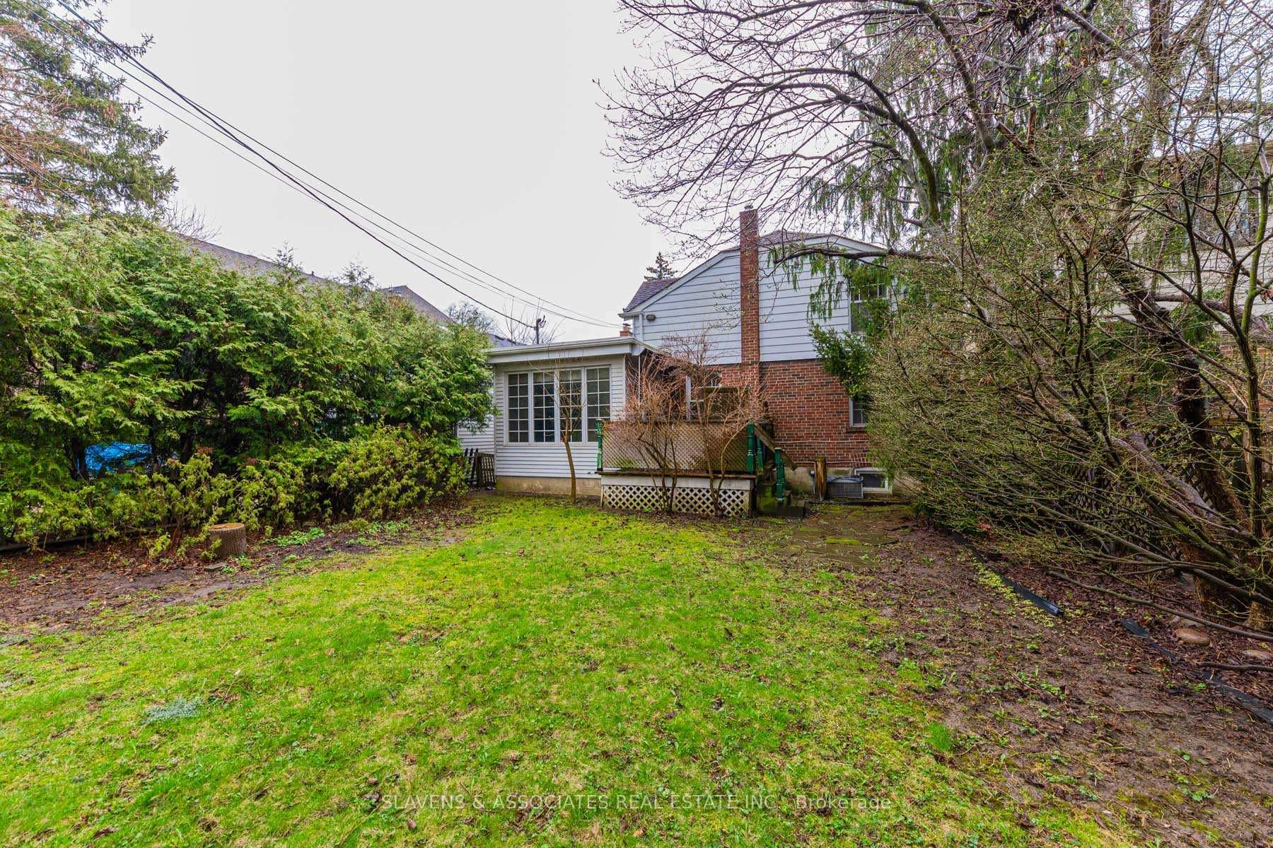 592 Castlefield Avenue photo 32