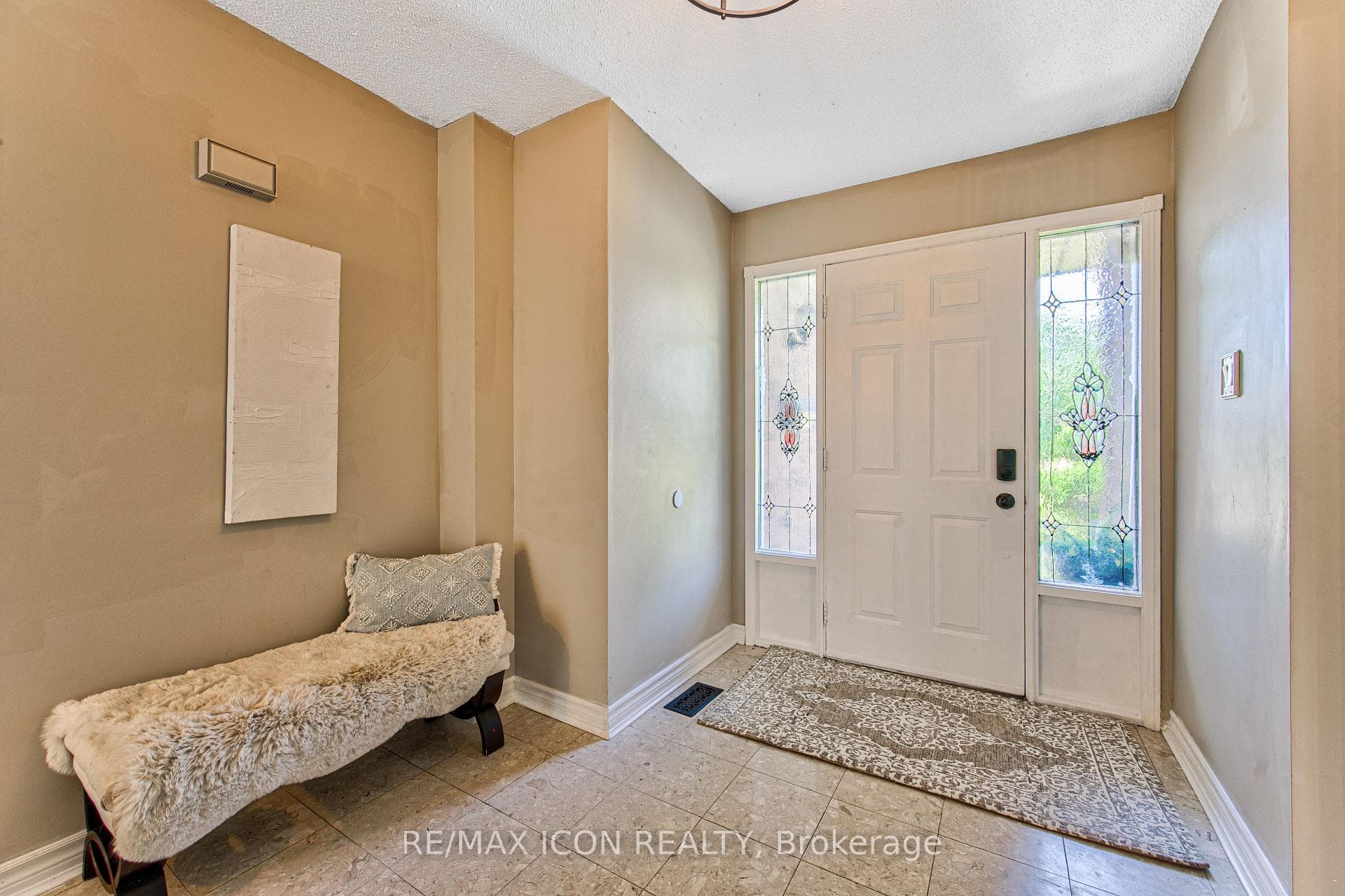 15 Hall Crescent photo 3