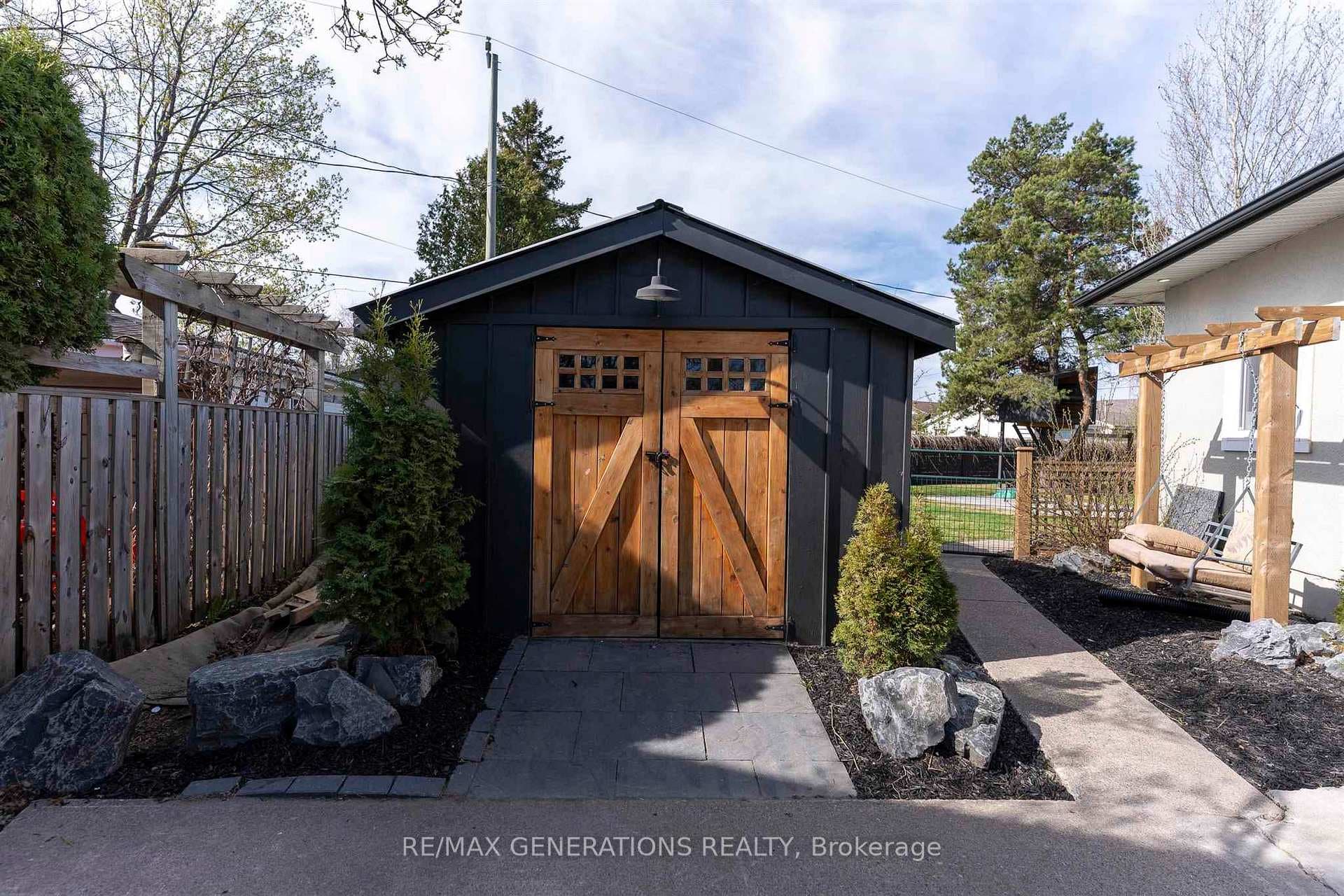 636 Thistle Crescent photo 34