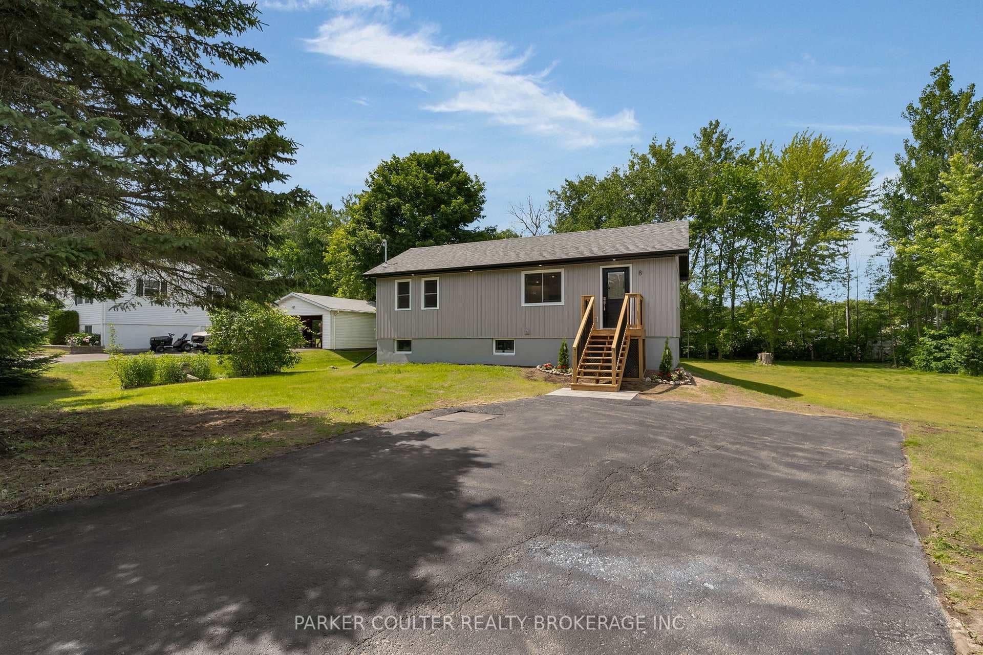 8 Caswell Road photo 1