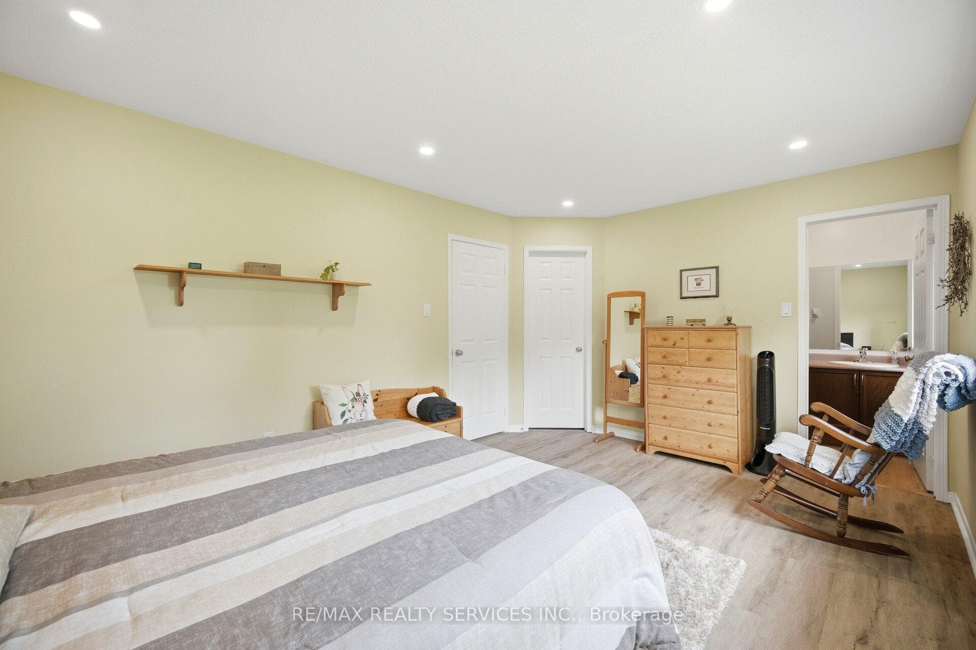 38 Furrows End photo 24