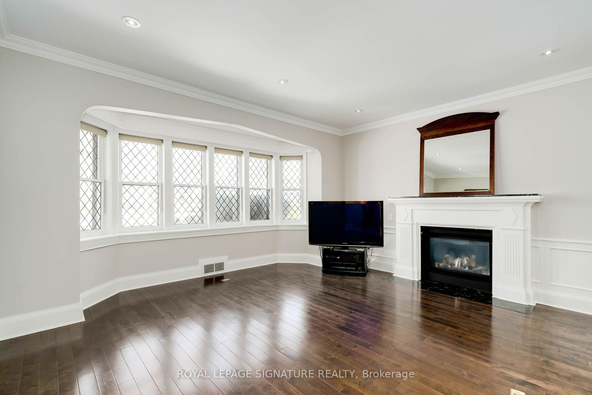 133 Chaplin Crescent photo 3