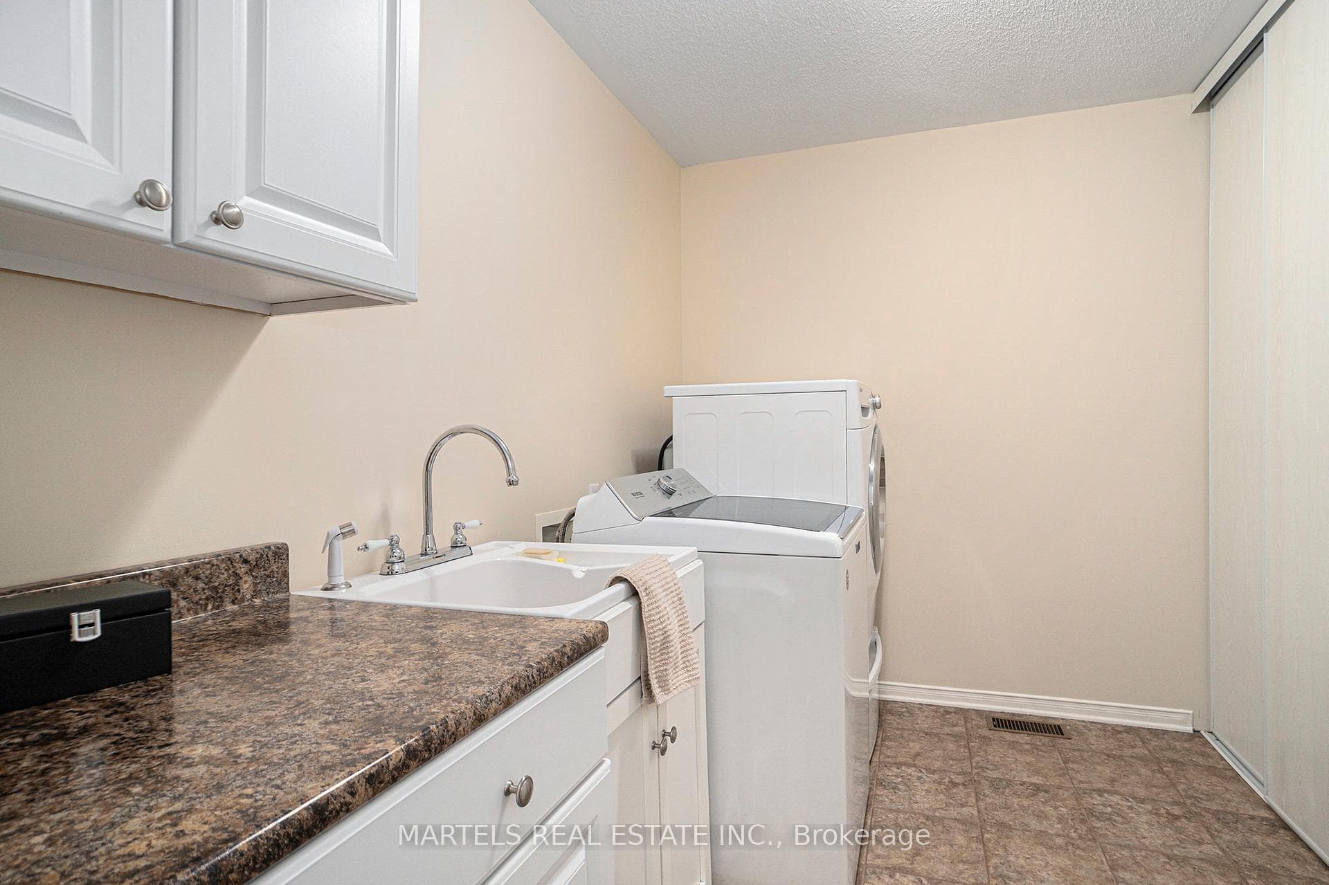 Convenient main flr laundry rm w/access to garag