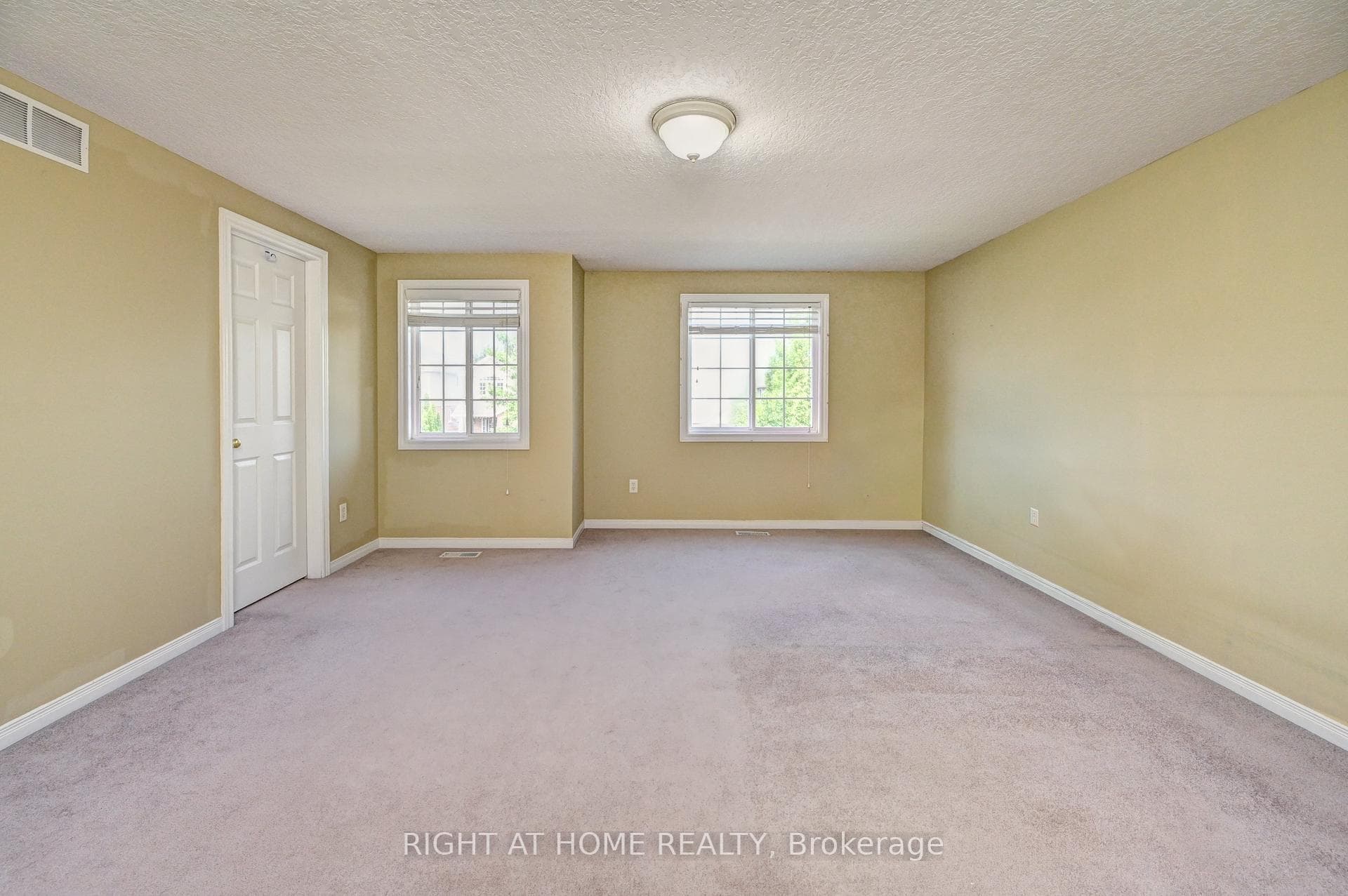 760 Paris Boulevard photo 19