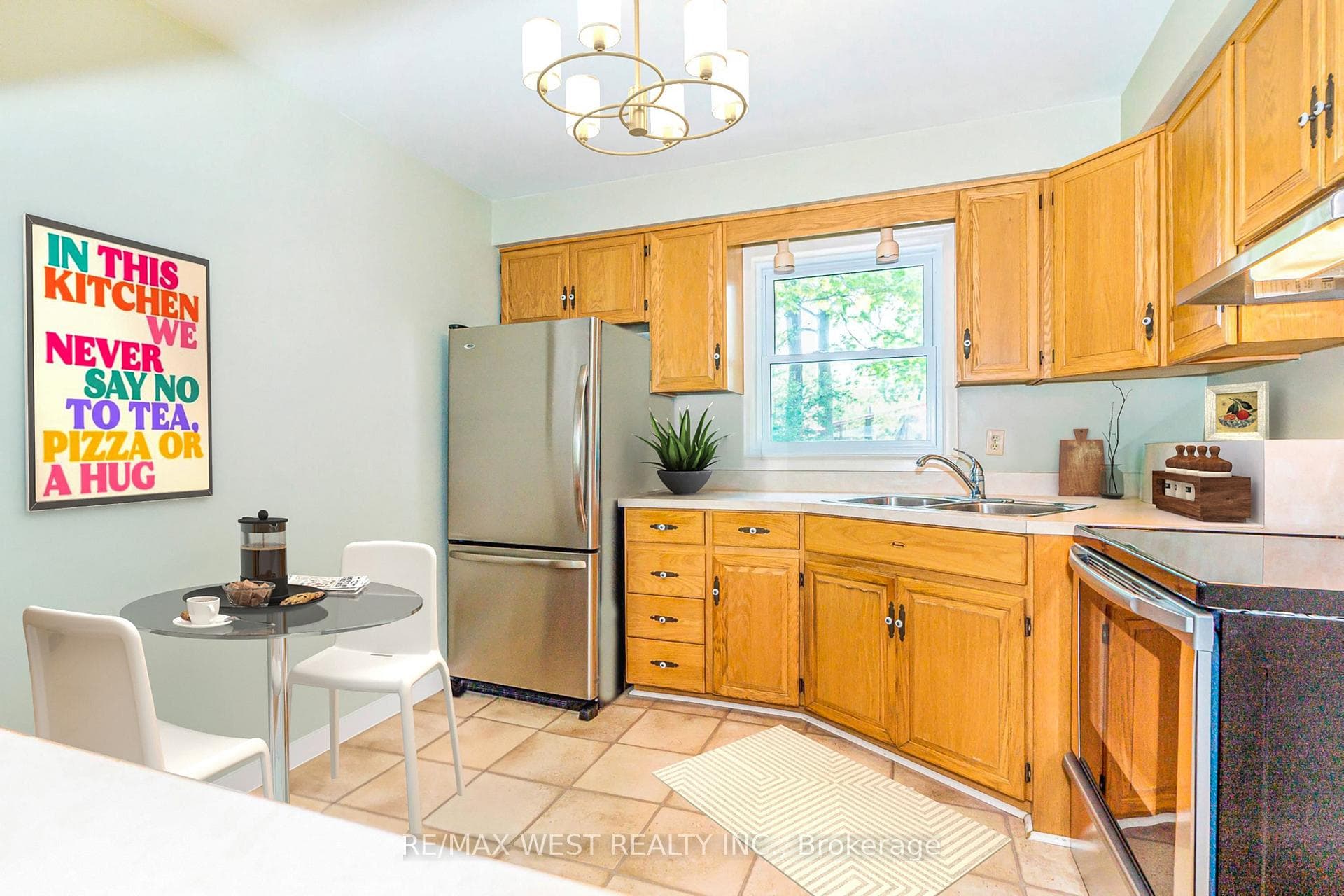 Eat In Kitchen Plus Breakfast Bar/Pass Throug