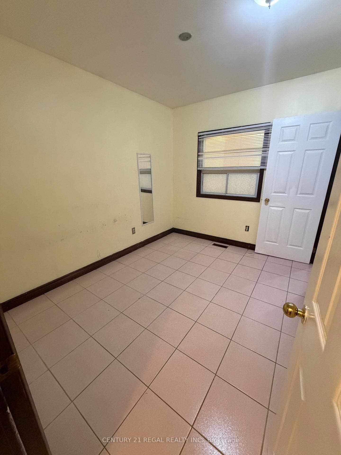 690 Jane Street photo 4