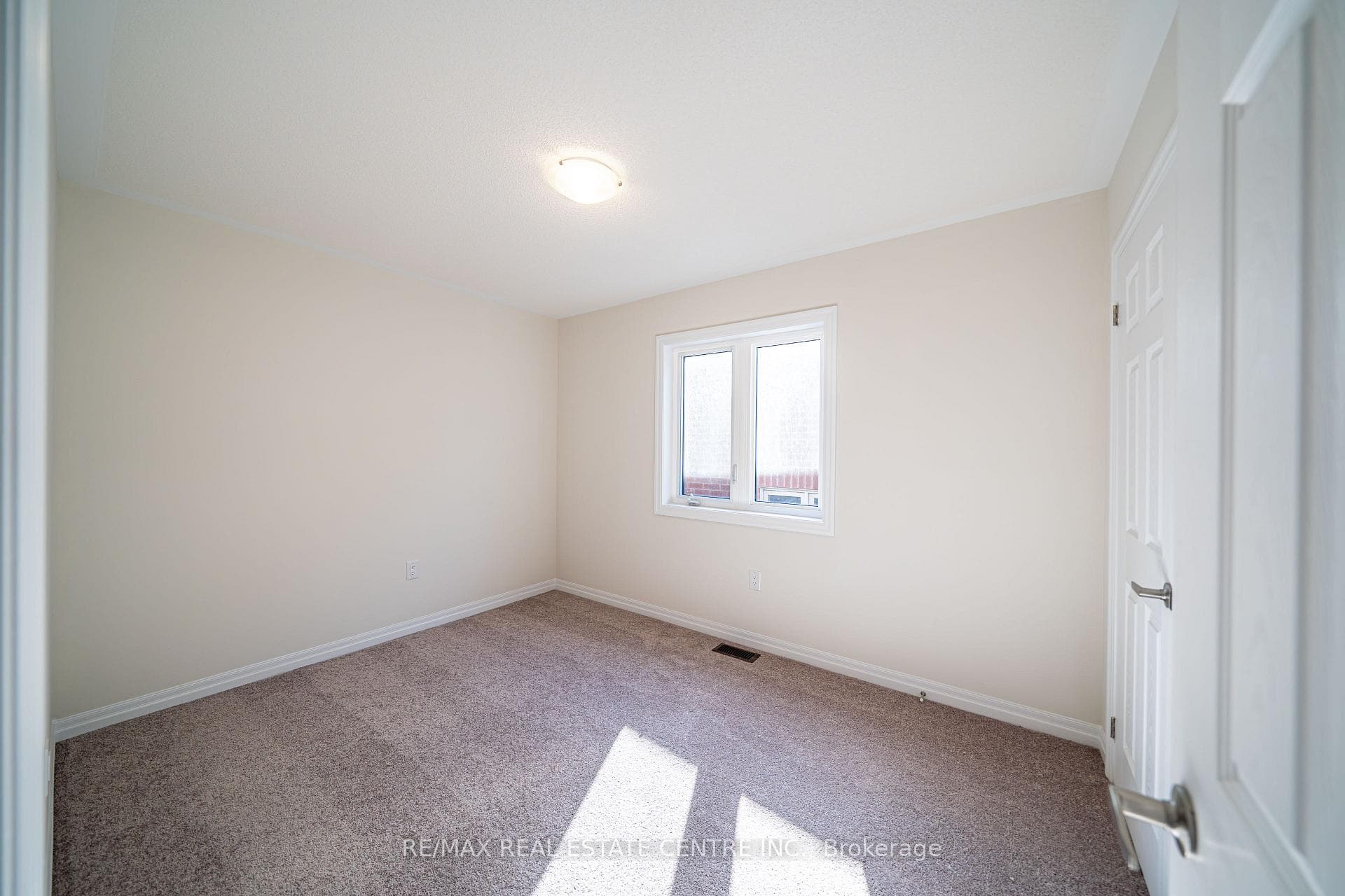 47 Northrop Avenue photo 20
