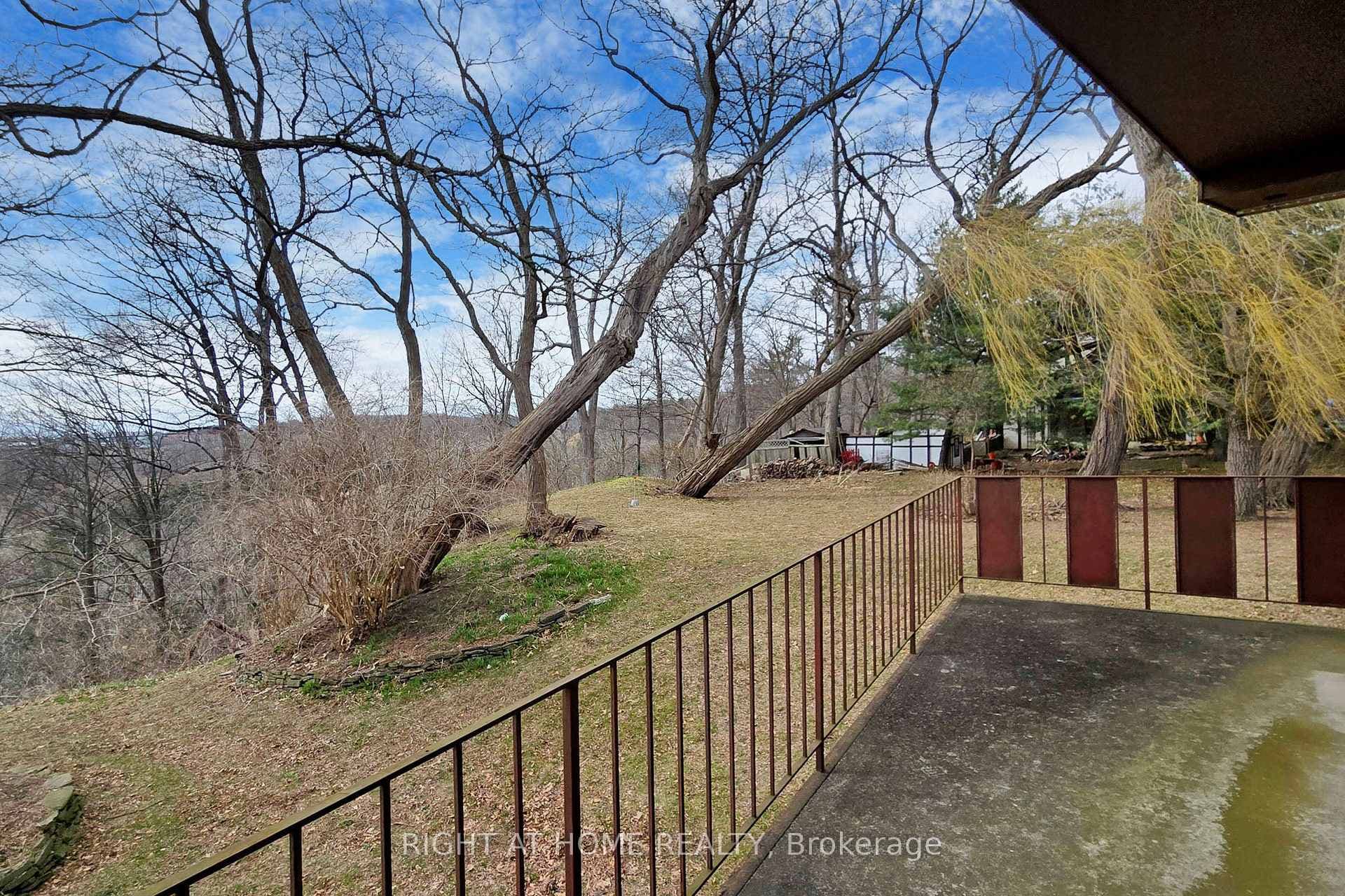 1427 Dundas Crescent photo 9