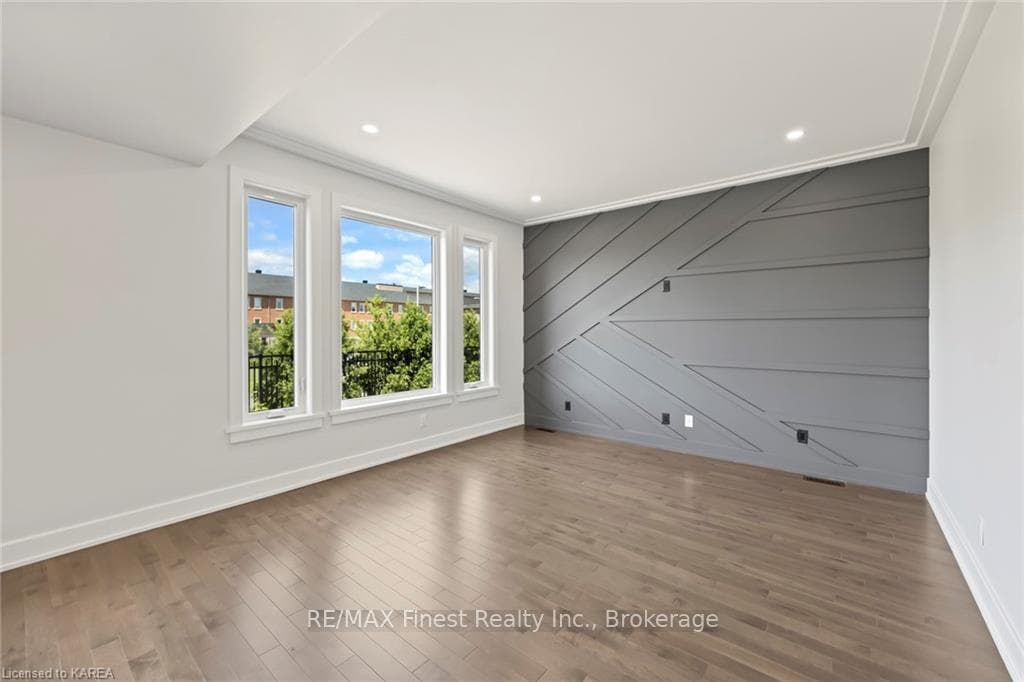 20 PARK Crescent photo 18