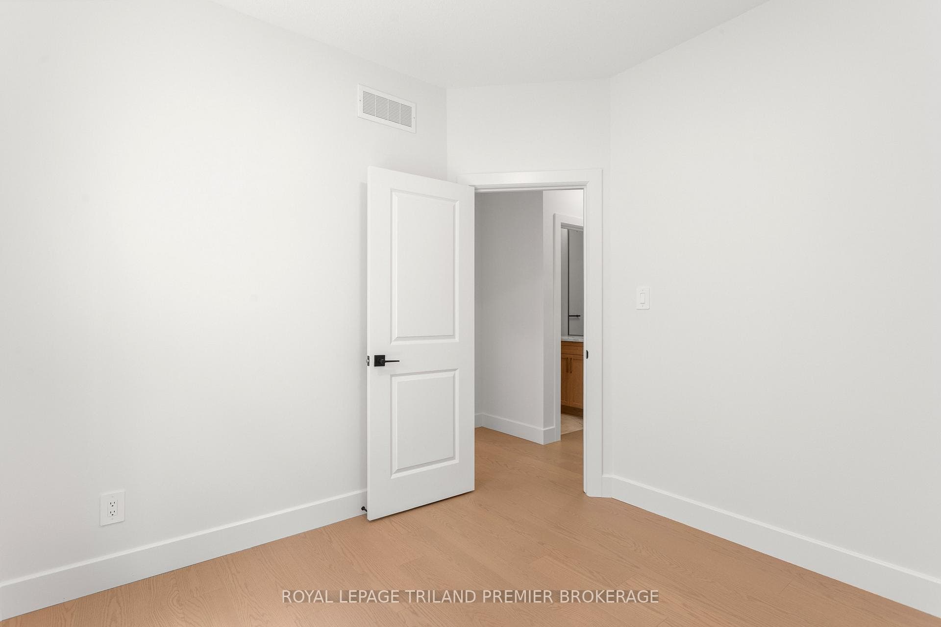262 HESSELMAN Crescent photo 16