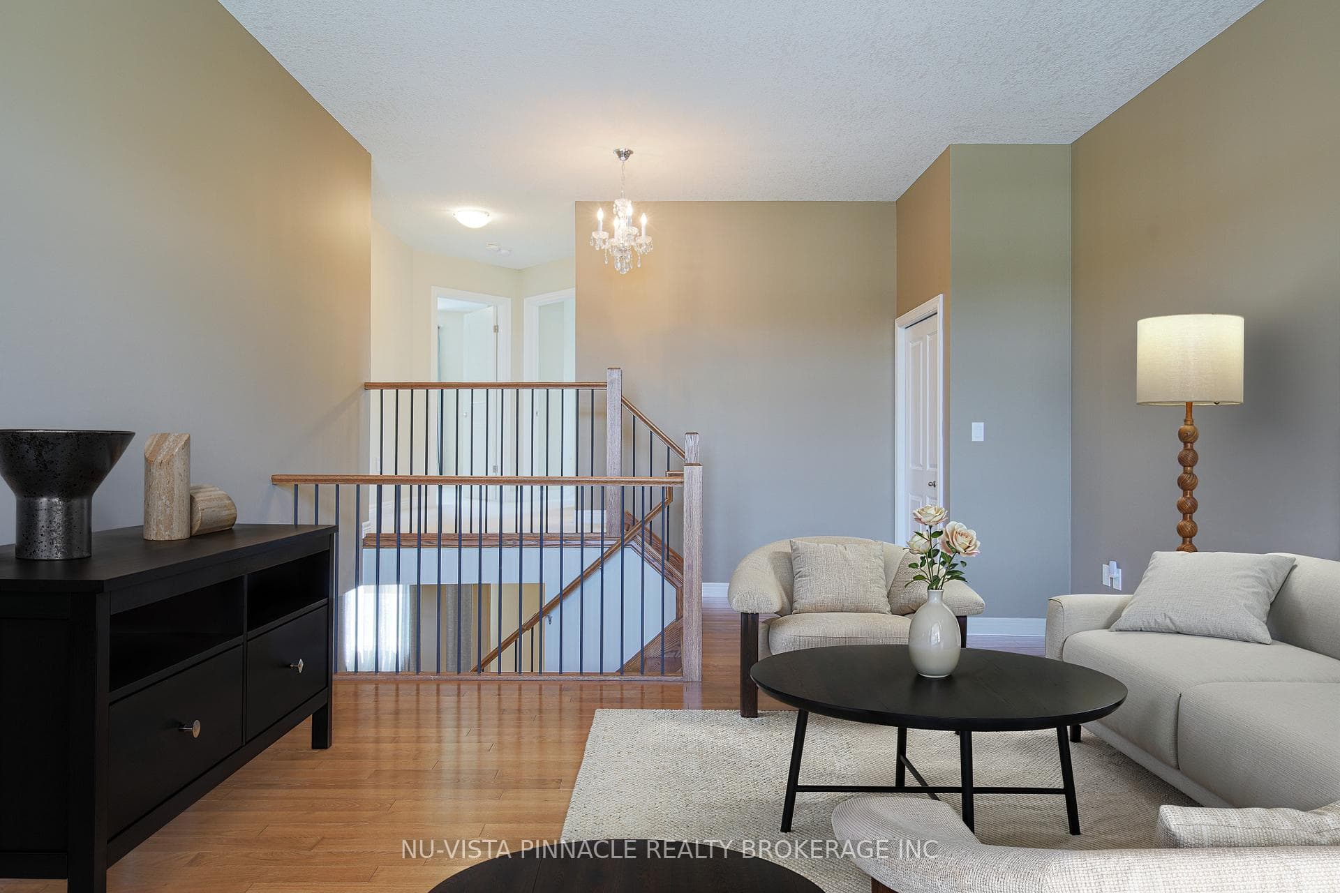702 Springwood Crescent photo 7