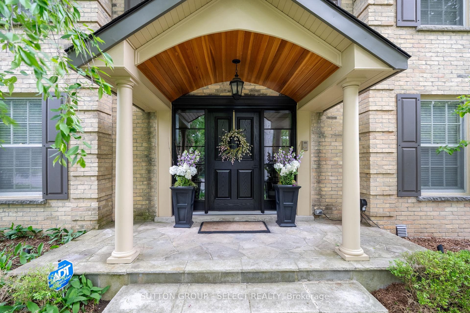 129 Wychwood Place photo 4