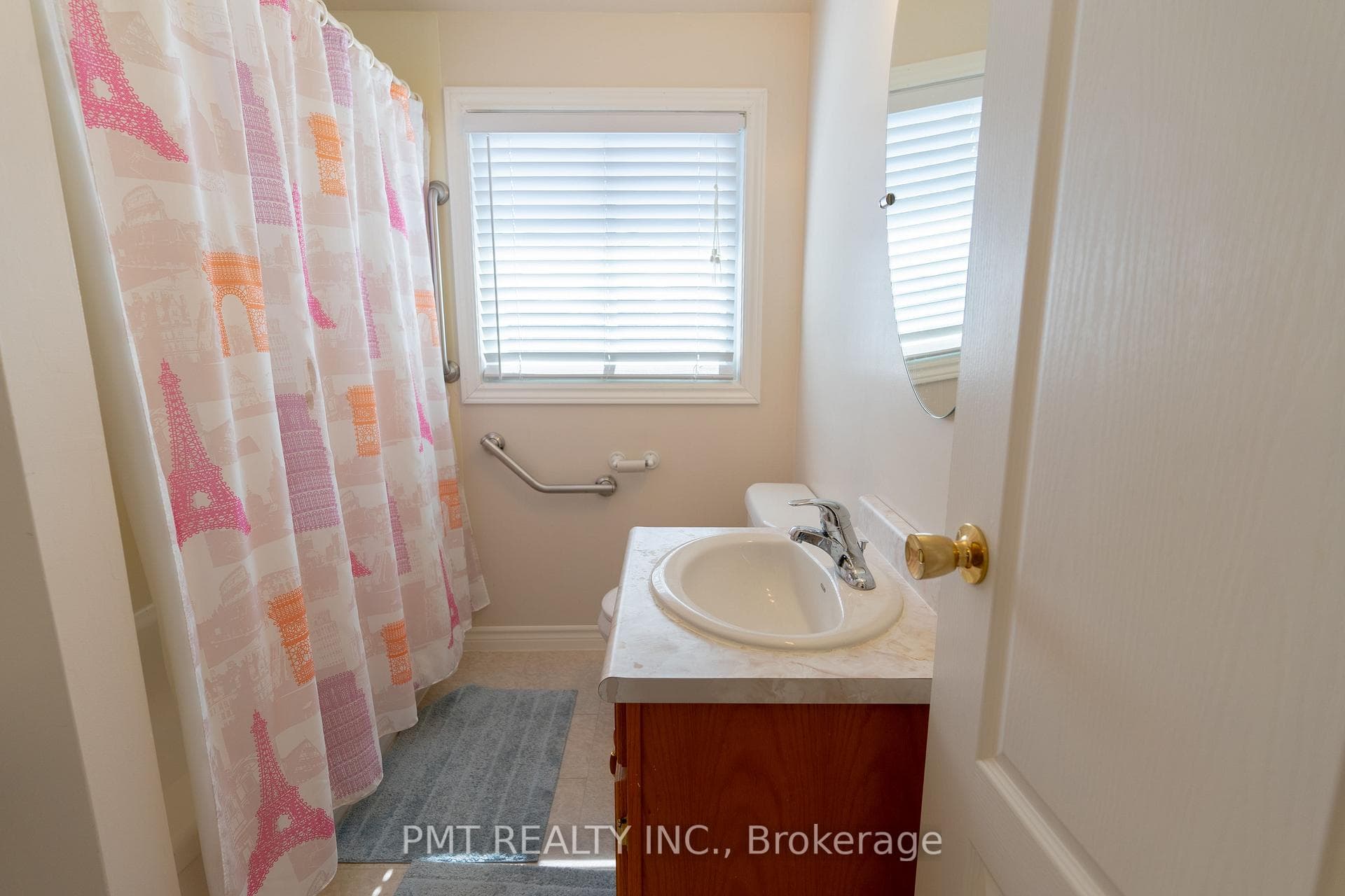 728 Krosno Boulevard photo 16