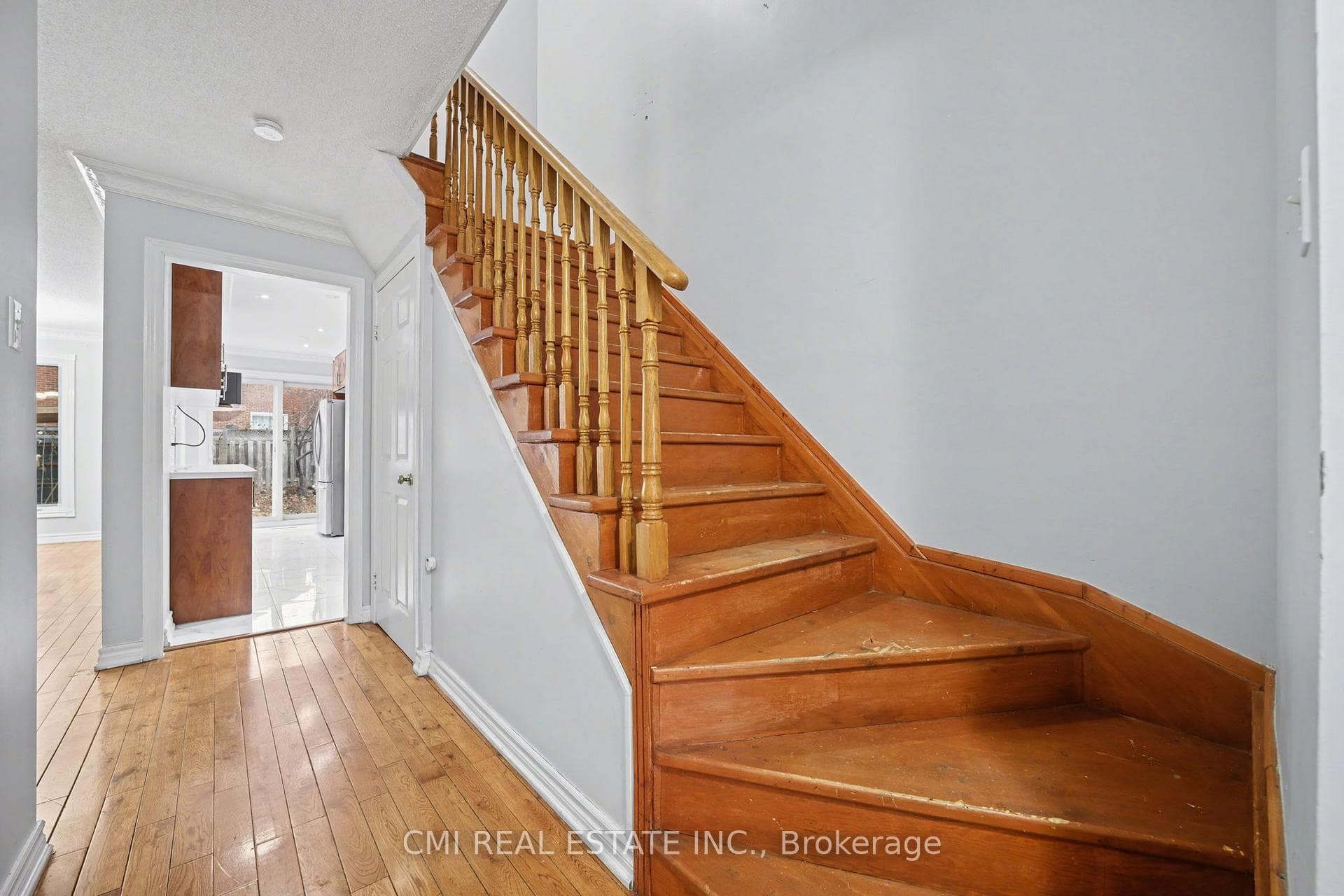 993 Lucerne Crescent photo 13