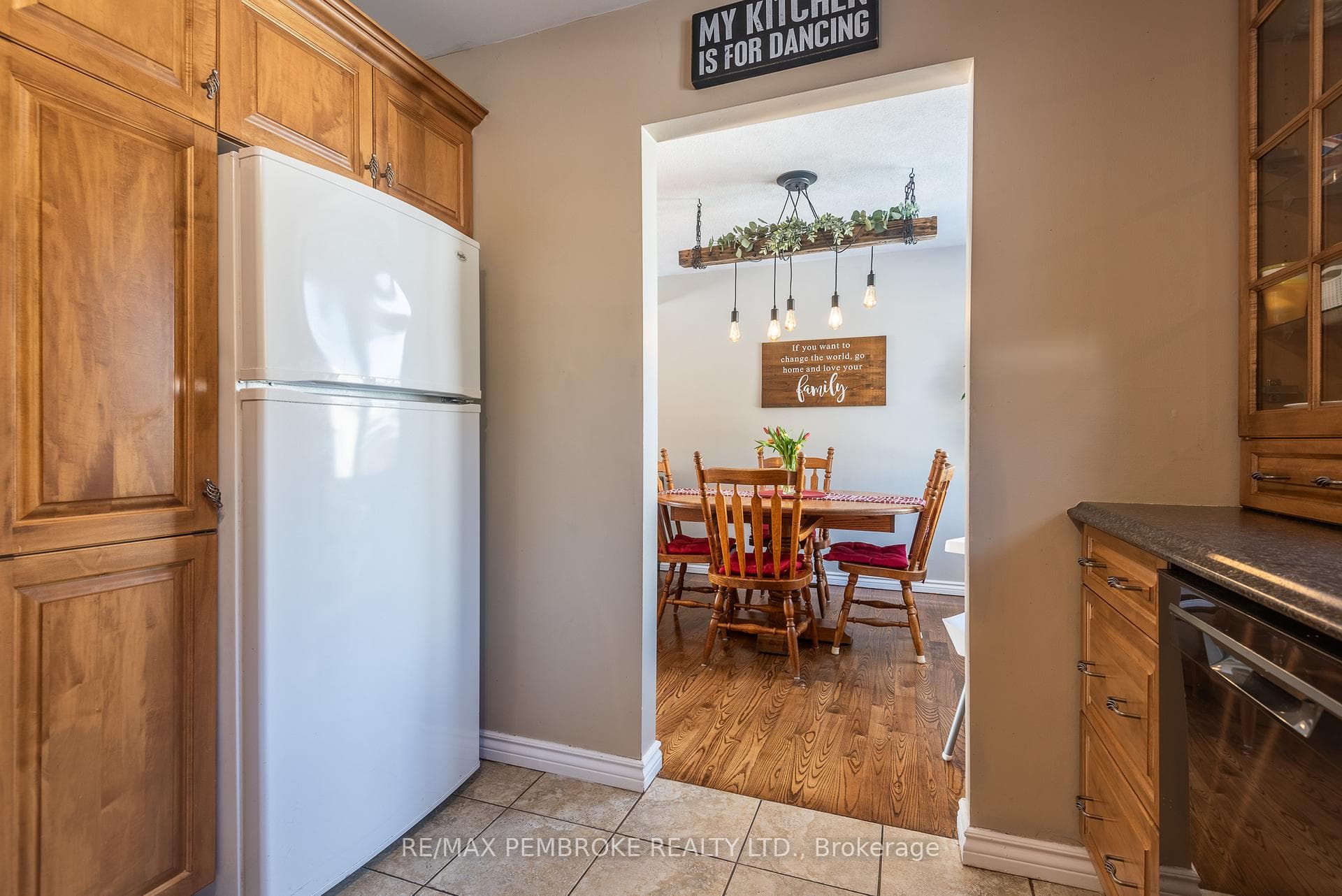 Bright kitchen & dining area