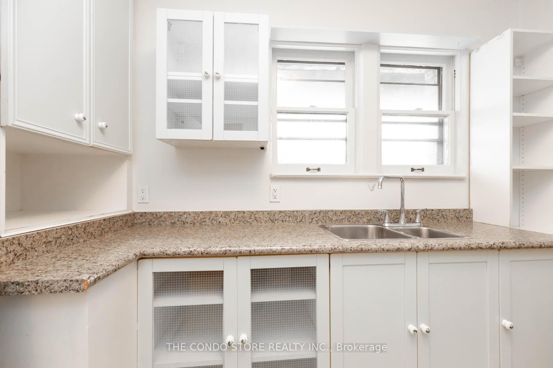 382 Roehampton Avenue photo 17
