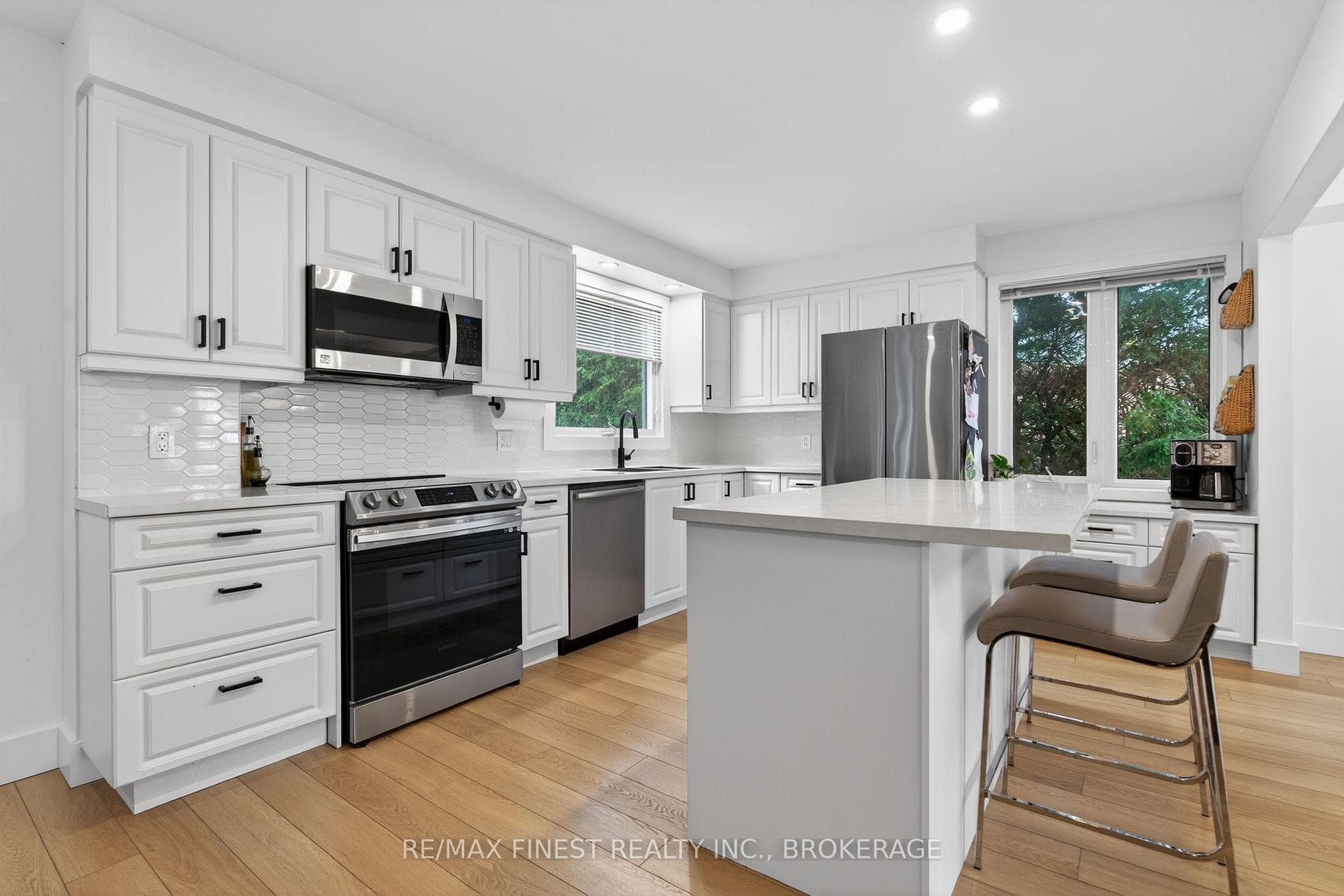 825 SOMERSET Crescent photo 12