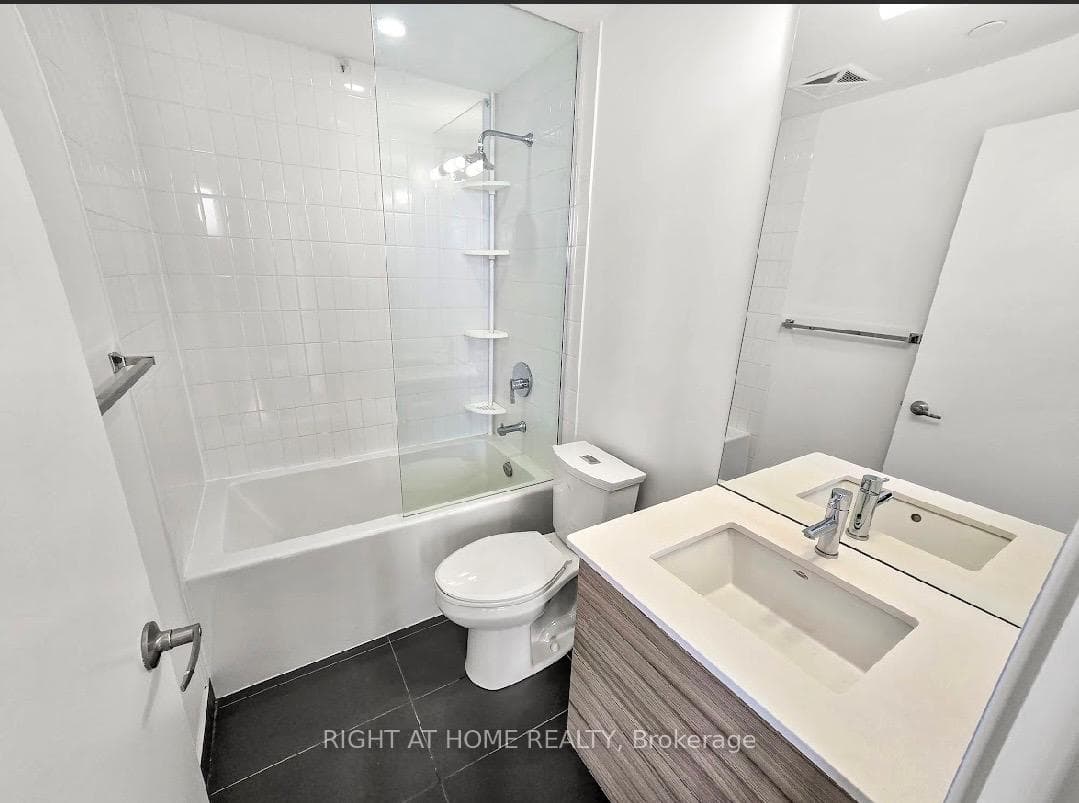 210 SIMCOE Street Unit 2011 photo 16