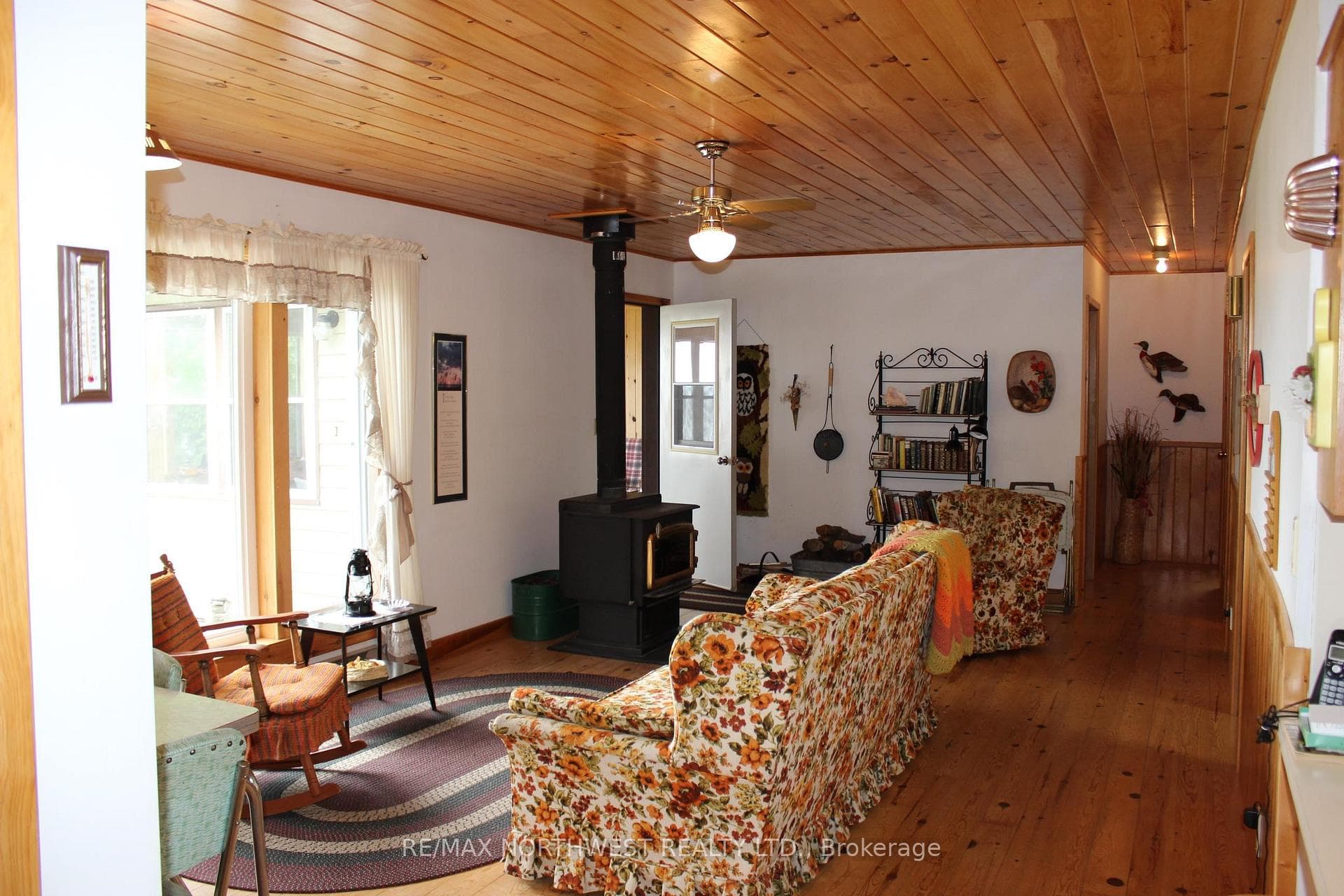 93 STINTZI DR E photo 21