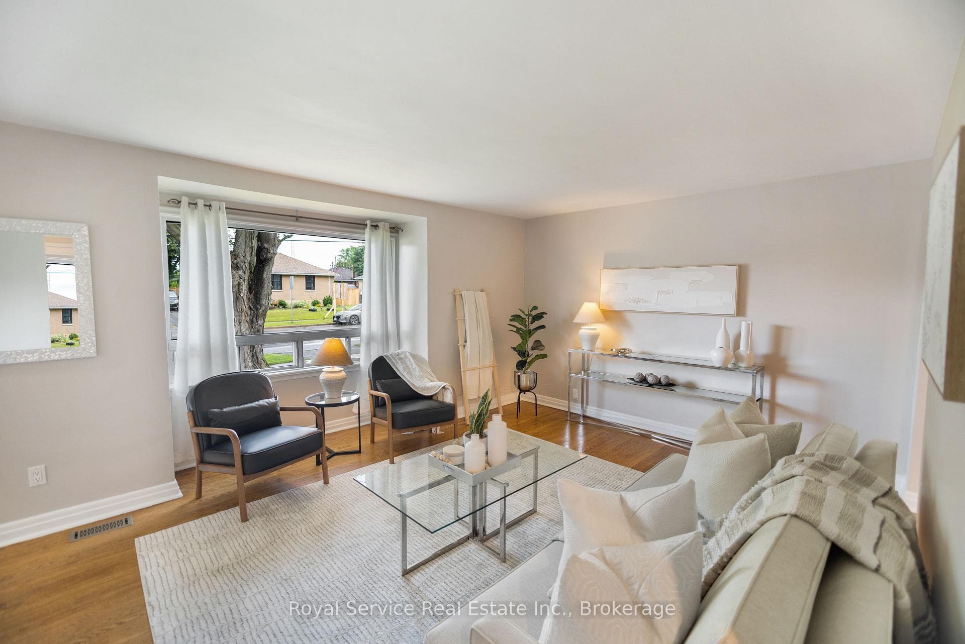 558 Burnham Street photo 9