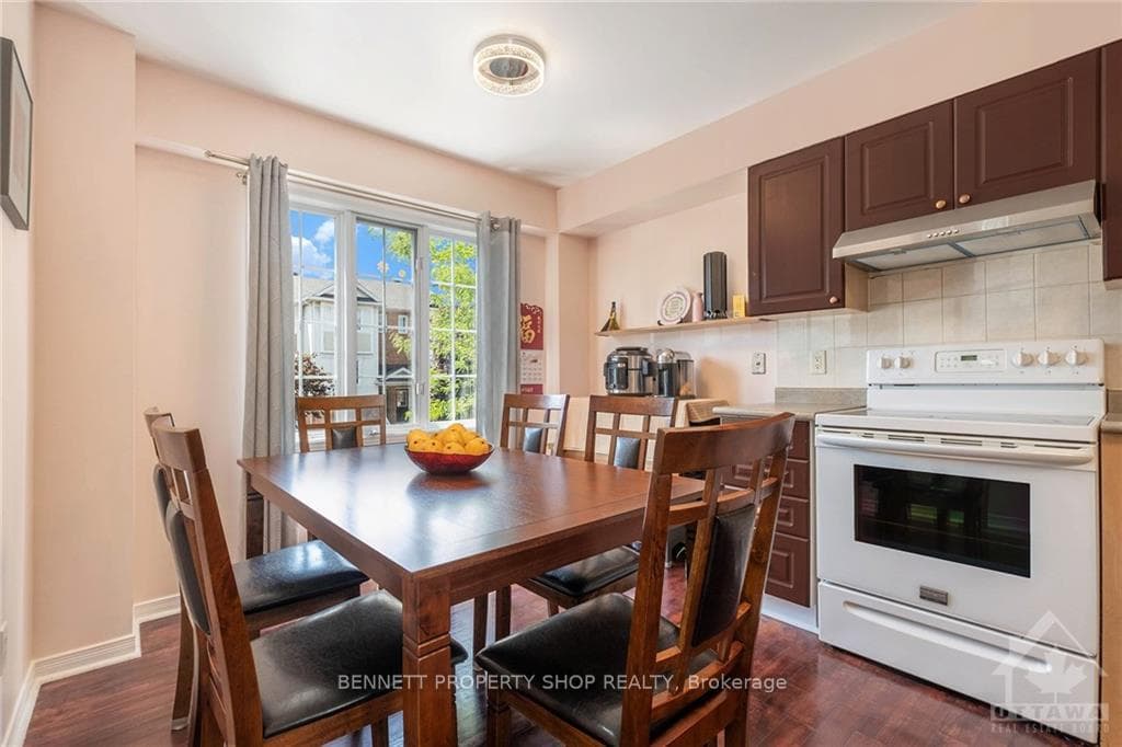 43 MANHATTAN Crescent photo 6